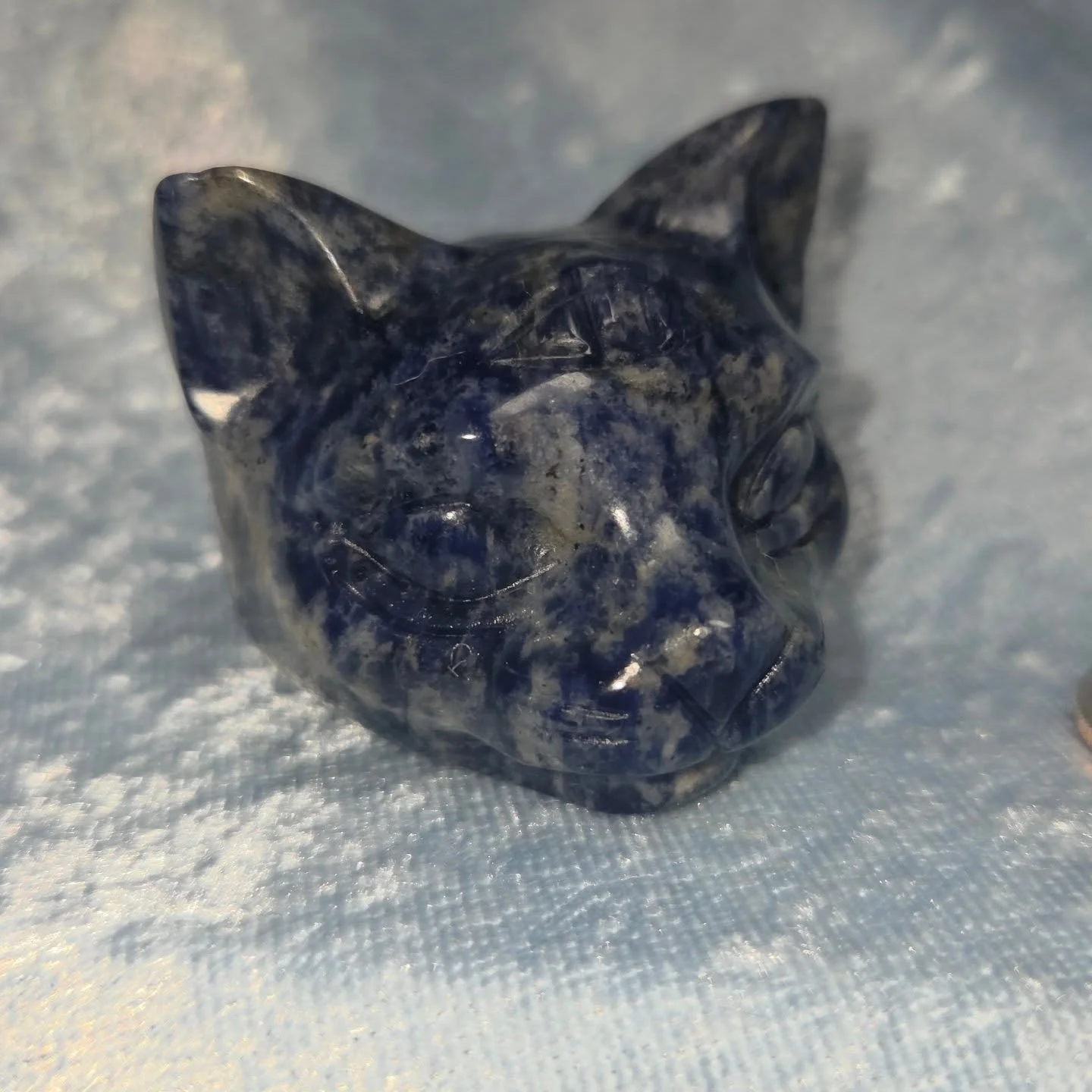 💙𝐒𝐎𝐃𝐀𝐋𝐈𝐓𝐄 𝐓𝐇𝐈𝐑𝐃 𝐄𝐘𝐄 𝐂𝐀𝐓💙--$3️⃣0️⃣

𝗦𝗼𝗱𝗮𝗹𝗶𝘁𝗲 is a stone of intelligence and communication. 🧠 This stone can help enhance psychic and spiritual perception, and unites logic with intuition. 👍

Please follow the link in the