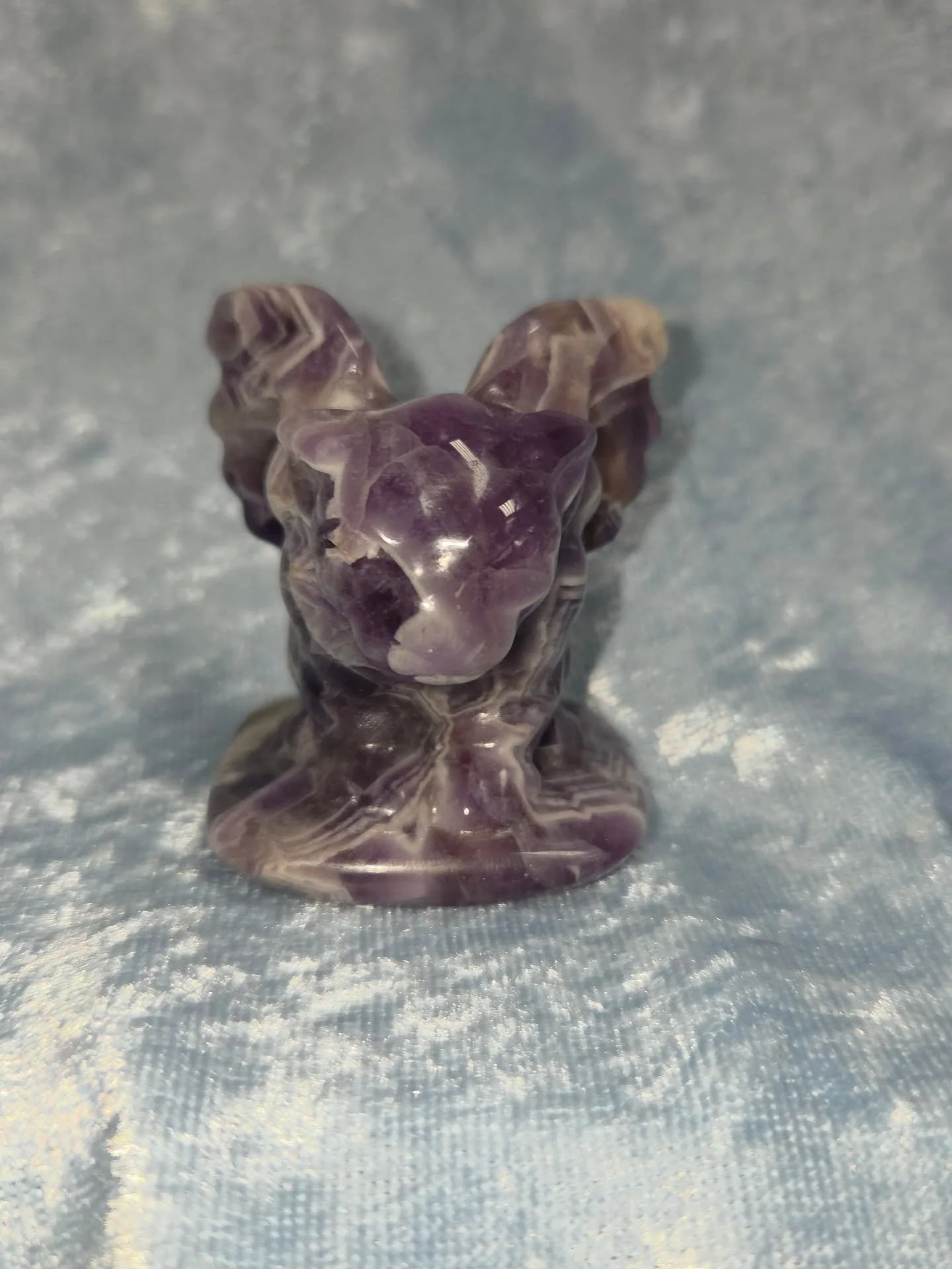 ✨️💜𝐀𝐌𝐄𝐓𝐇𝐘𝐒𝐓 𝐆𝐀𝐑𝐆𝐎𝐘𝐋𝐄💜✨️--$3️⃣0️⃣
𝗔𝗺𝗲𝘁𝗵𝘆𝘀𝘁 promotes moderation where one might go to extremes as well as helping to calm anger and relieve frustration. 💜 As a powerful third eye and crown chakra stone, amethyst aids in medit