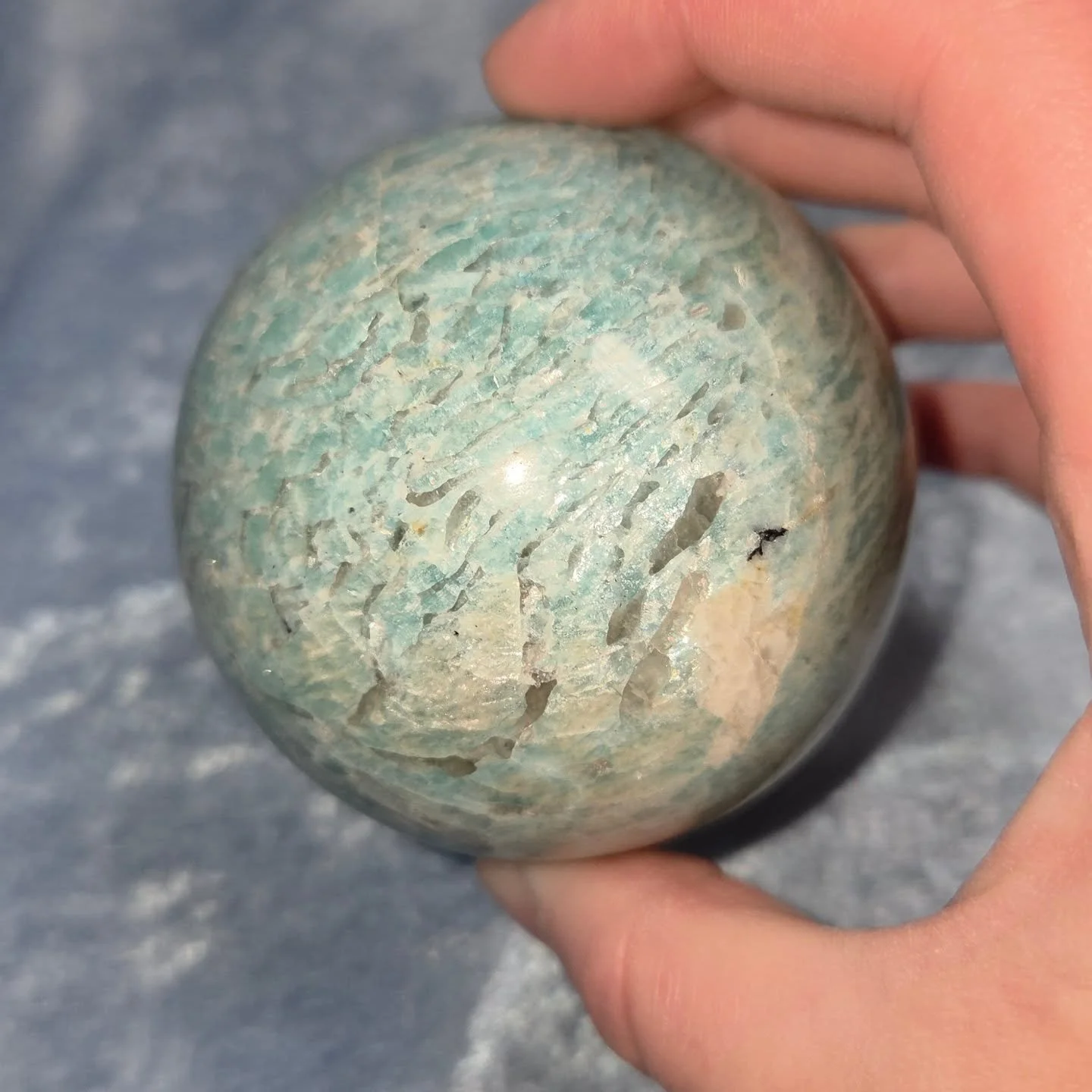 💙𝐀𝐌𝐀𝐙𝐎𝐍𝐈𝐓𝐄 𝐒𝐏𝐇𝐄𝐑𝐄💙--$7️⃣5️⃣

𝗔𝗺𝗮𝘇𝗼𝗻𝗶𝘁𝗲, a stone of truth and harmony with your higher self and others. 🧘&zwj;♀️ It facilitates the expression of authentic thoughts and feelings from a balanced emotional space. Amazonite is 