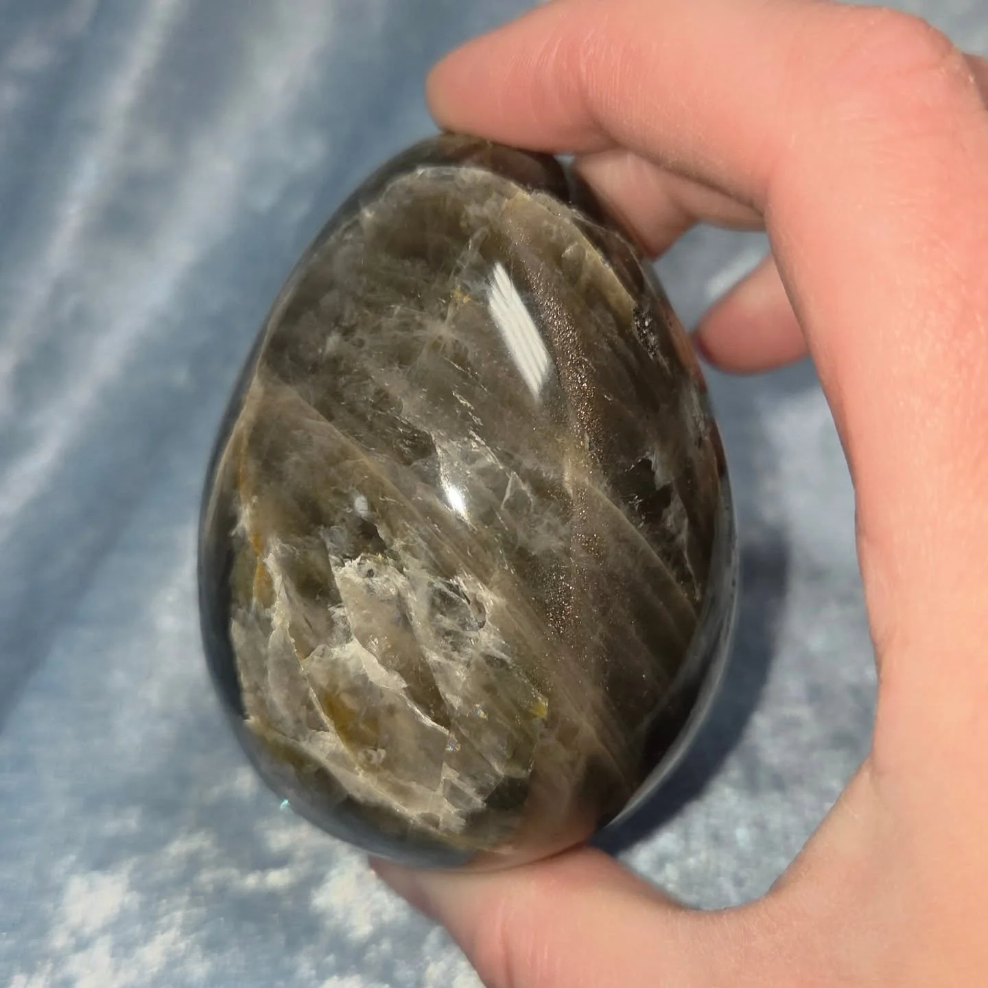 🌑𝐁𝐋𝐀𝐂𝐊 𝐌𝐎𝐎𝐍𝐒𝐓𝐎𝐍𝐄 𝐄𝐆𝐆🌑--$5️⃣0️⃣

𝗕𝗹𝗮𝗰𝗸 𝗠𝗼𝗼𝗻𝘀𝘁𝗼𝗻𝗲, being a high vibrational stone that is connected with New Moon energy, can bring about new beginnings as well as helping one to manifest guides and teachers that will a