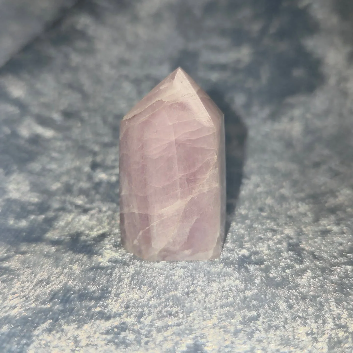 💖𝐊𝐔𝐍𝐙𝐈𝐓𝐄 𝐓𝐎𝐖𝐄𝐑💖--$2️⃣5️⃣
𝗞𝘂𝗻𝘇𝗶𝘁𝗲 is a stone of unconditional love, kindness, and compassion. 💜It is sometimes known as the Women's Stone, as it helps young mothers who are having a tough time taking care of young children. Kunzi