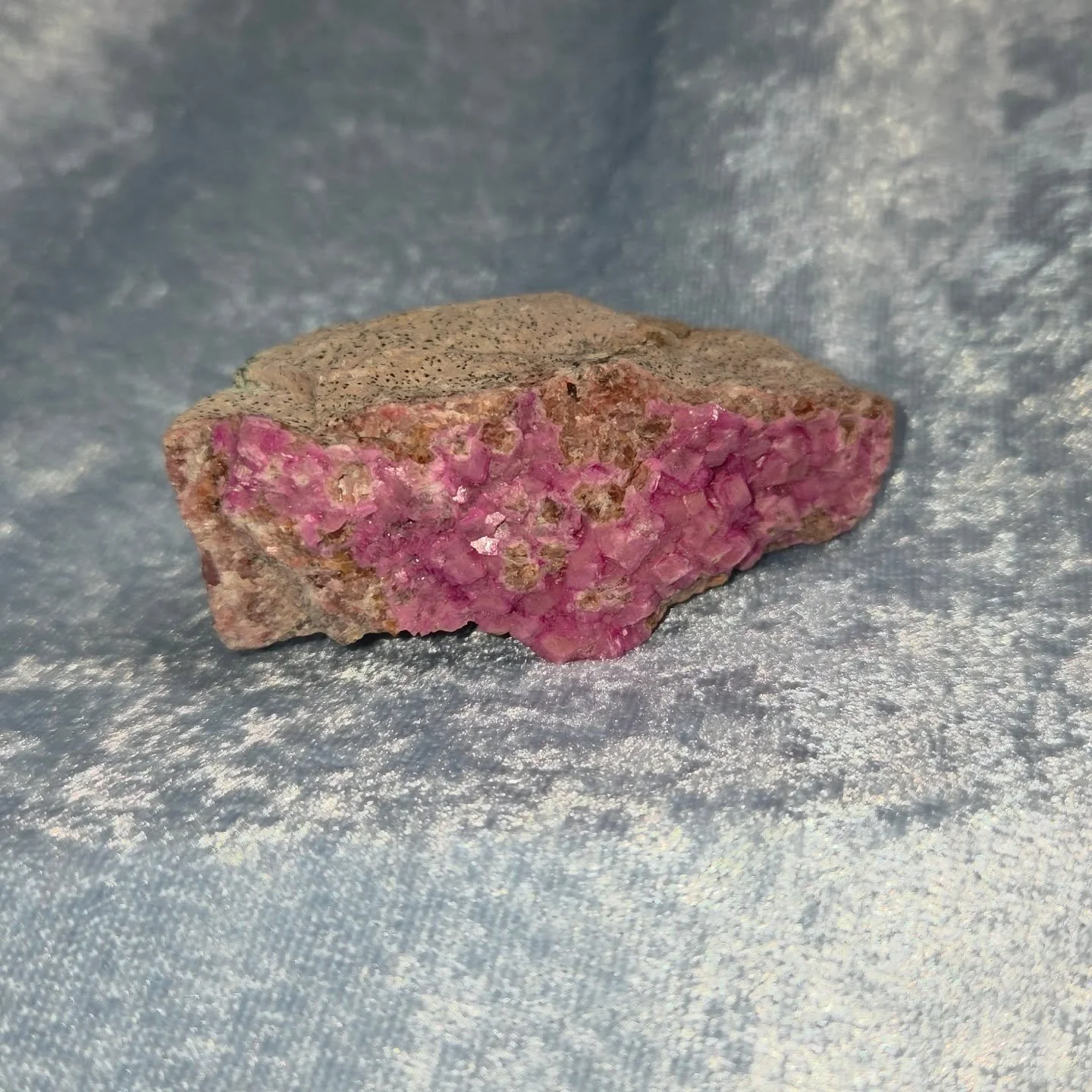 🎀𝐂𝐎𝐁𝐀𝐋𝐓𝐎 𝐂𝐀𝐋𝐂𝐈𝐓𝐄🎀--$5️⃣0️⃣

𝗖𝗼𝗯𝗮𝗹𝘁𝗼 𝗖𝗮𝗹𝗰𝗶𝘁𝗲 helps one to raise their energy and turn darkness into light in order to dissolve emotional blocks. ☀️ It can be a beneficial buffer for empaths who take on the pain of others.