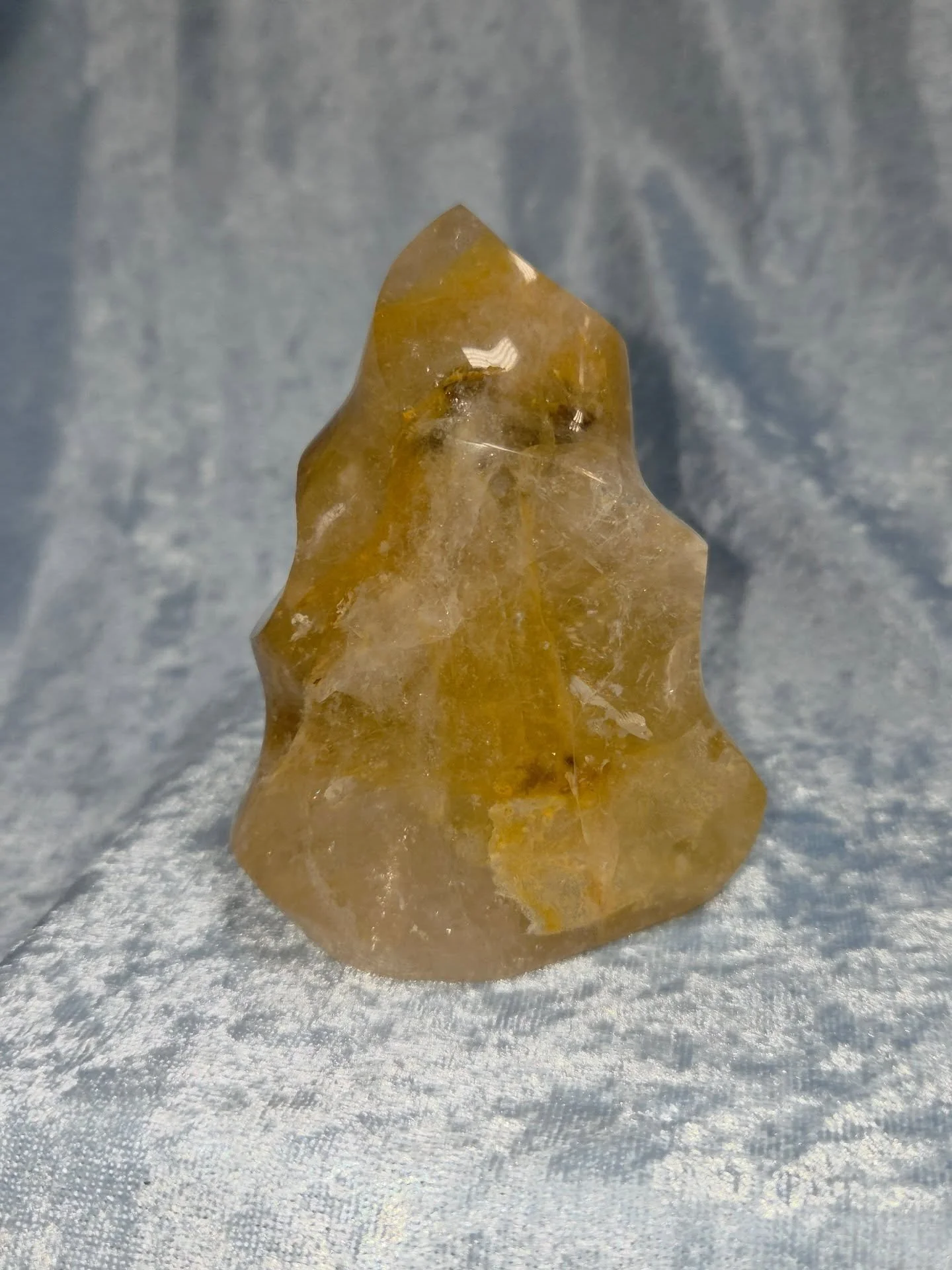 🌟𝐆𝐎𝐋𝐃𝐄𝐍 𝐇𝐄𝐀𝐋𝐄𝐑 𝐅𝐋𝐀𝐌𝐄🌟--$4️⃣0️⃣
𝗚𝗼𝗹𝗱𝗲𝗻 𝗛𝗲𝗮𝗹𝗲𝗿 𝗤𝘂𝗮𝗿𝘁𝘇 is a highly vibrational stone that is known as the master healer. It aligns and clears all chakras, and helps one to heal from past emotional and spiritual wound