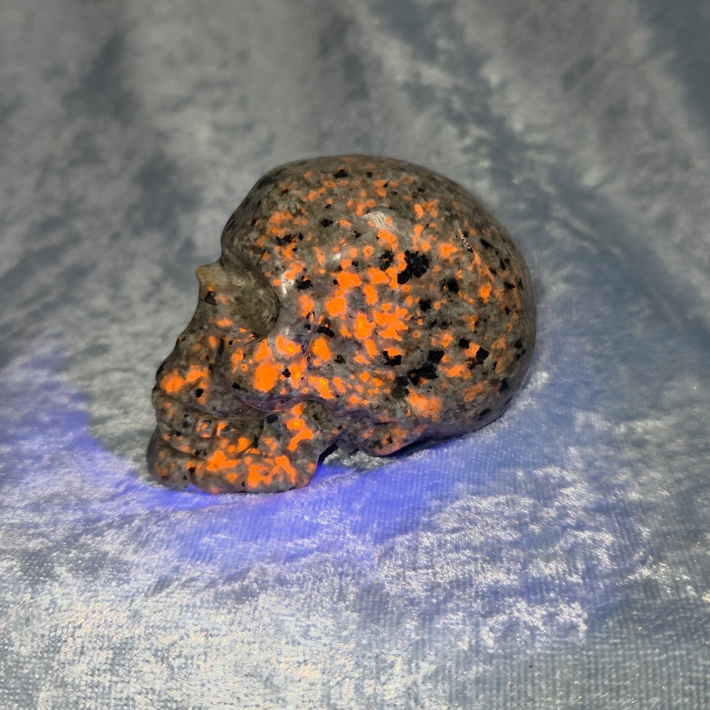 🧡𝐘𝐎𝐎𝐏𝐄𝐑𝐋𝐈𝐓𝐄 𝐒𝐊𝐔𝐋𝐋🧡--$5️⃣0️⃣

𝗬𝗼𝗼𝗽𝗲𝗿𝗹𝗶𝘁𝗲, a UV reactive crystal from Michigan's Upper Peninsula, promotes clarity, understanding, and truth-seeking. 🌟 It provides strength during change, calms anxiety and stress, and helps 