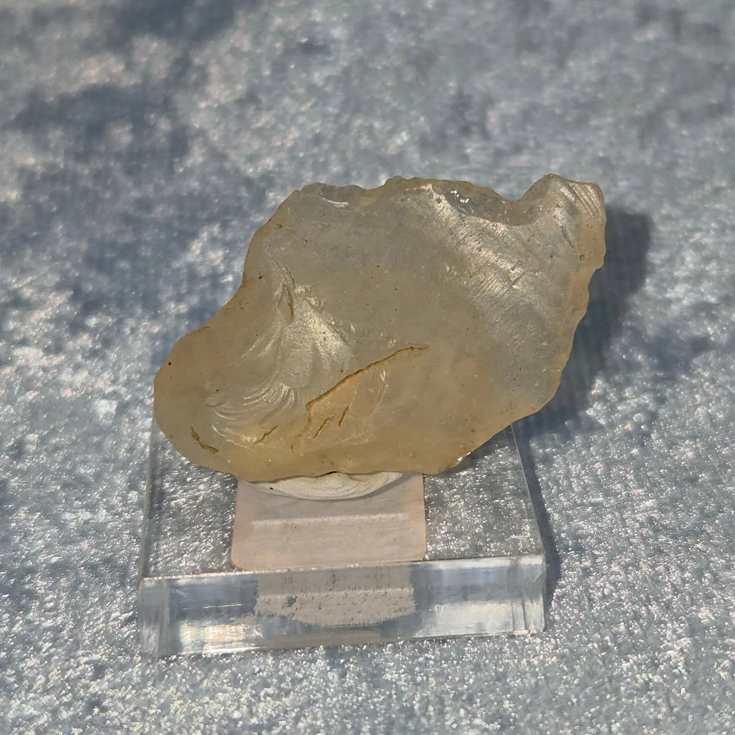 🌟𝐋𝐈𝐁𝐘𝐀𝐍 𝐃𝐄𝐒𝐄𝐑𝐓 𝐆𝐋𝐀𝐒𝐒🌟--$4️⃣0️⃣

𝗟𝗶𝗯𝘆𝗮𝗻 𝗗𝗲𝘀𝗲𝗿𝘁 𝗚𝗹𝗮𝘀𝘀 (AKA Libyan Gold Tektite) is a glass found near the Egyptian-Libyan border. It is a strong aid for ascension, reconnection to ancient knowledge, and clairsentienc