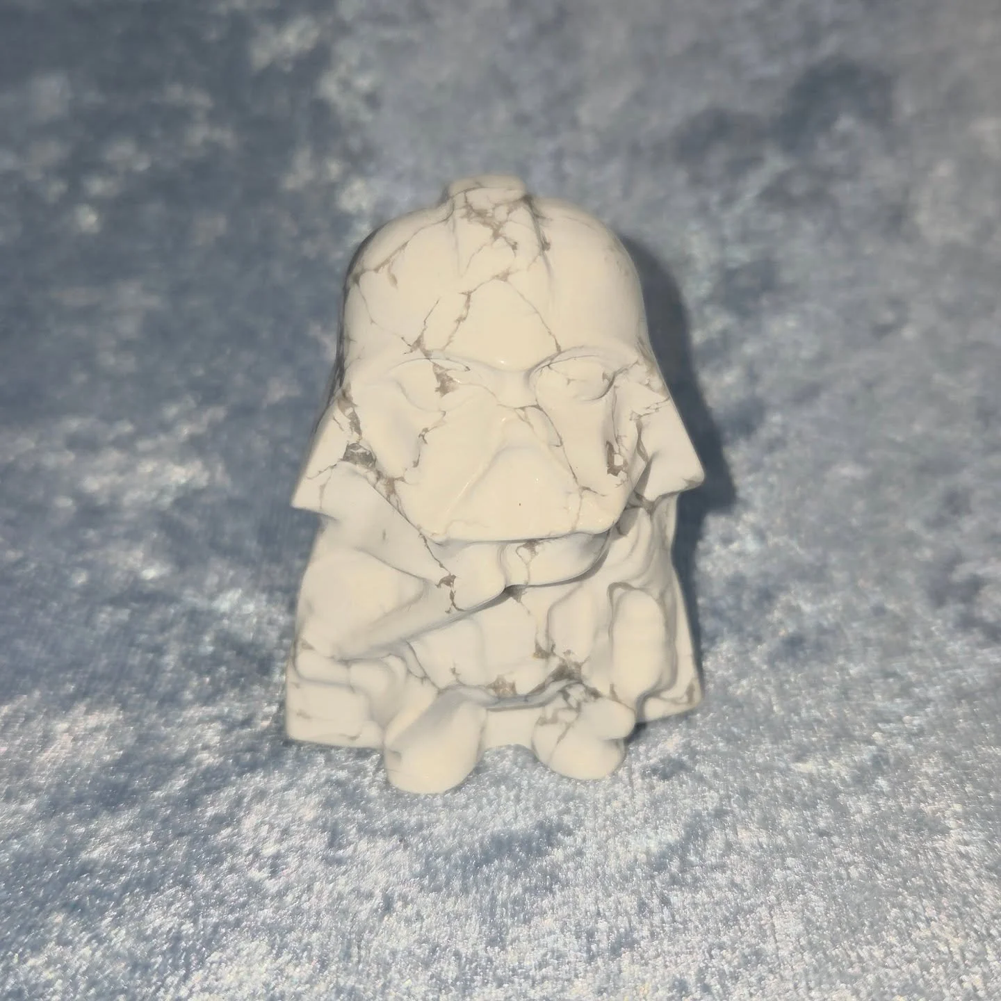 🤍𝐇𝐎𝐖𝐋𝐈𝐓𝐄 𝐕𝐀𝐃𝐄𝐑🤍 --$4️⃣0️⃣

𝗛𝗼𝘄𝗹𝗶𝘁𝗲 is great for turbulent emotions. 😖 It can help with gaining patience, reducing selfishness, and calming rage, as it absorbs anger (yours and others). Howlite can allow you to be true to yoursel