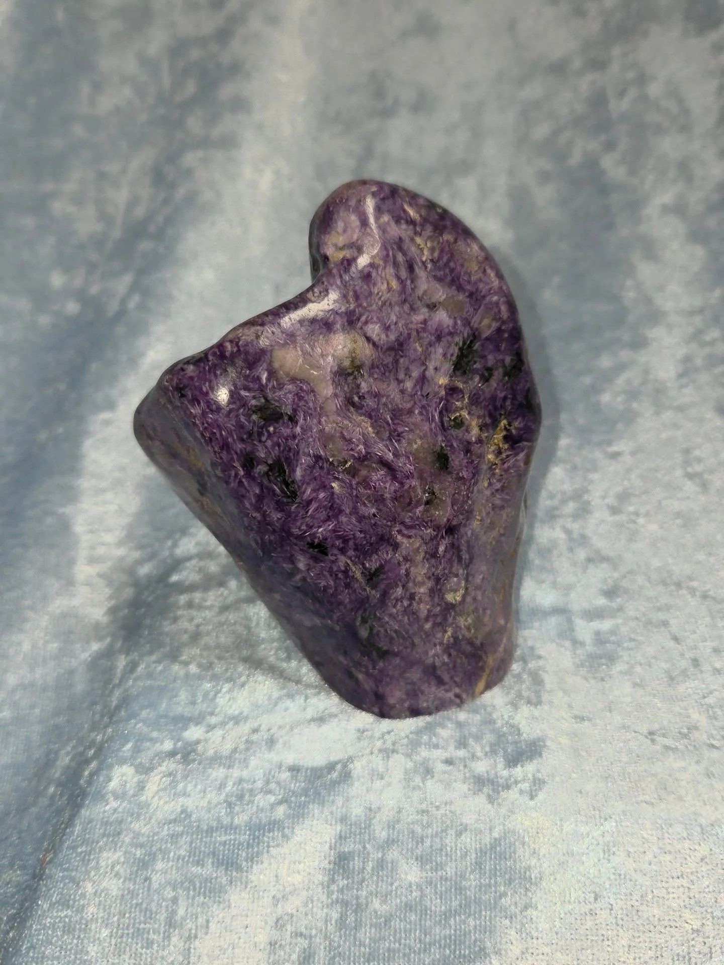 💜𝐂𝐇𝐀𝐑𝐎𝐈𝐓𝐄 𝐅𝐑𝐄𝐄𝐅𝐎𝐑𝐌💜--$1️⃣3️⃣0️⃣

𝗖𝗵𝗮𝗿𝗼𝗶𝘁𝗲 is a great stone for lucid dreaming and chasing away nightmares. 💭 It stimulates the Crown and 3rd Eye Chakras allow one to realize their path of service and manifest that role. 🔮
