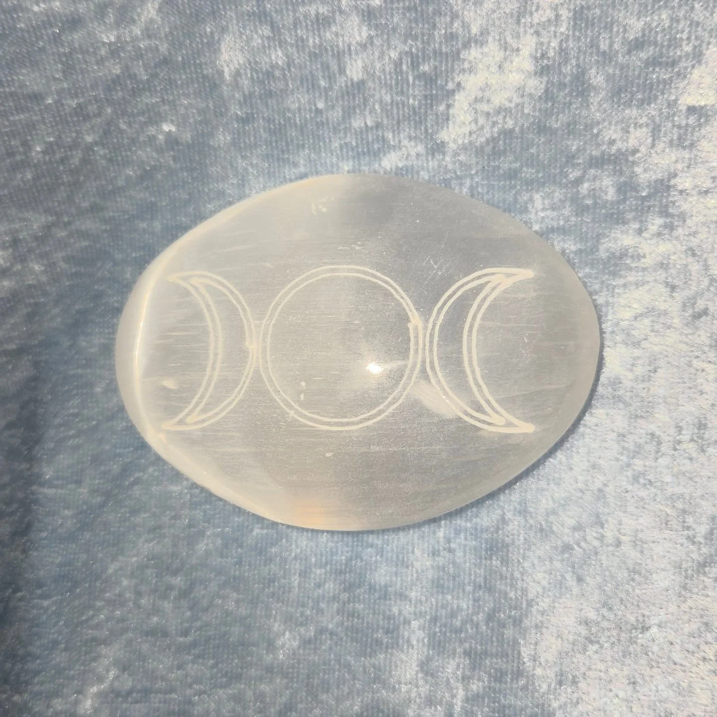 🤍𝐒𝐄𝐋𝐄𝐍𝐈𝐓𝐄 𝐓𝐑𝐈𝐏𝐋𝐄 𝐌𝐎𝐎𝐍 𝐏𝐀𝐋𝐌𝐒𝐓𝐎𝐍𝐄🤍--$2️⃣0️⃣

𝗦𝗲𝗹𝗲𝗻𝗶𝘁𝗲 is like a "smokeless sage" in that it can thoroughly cleanse the energy of a space, a person or an object. 🧼 It can simulate the emotional body, clear