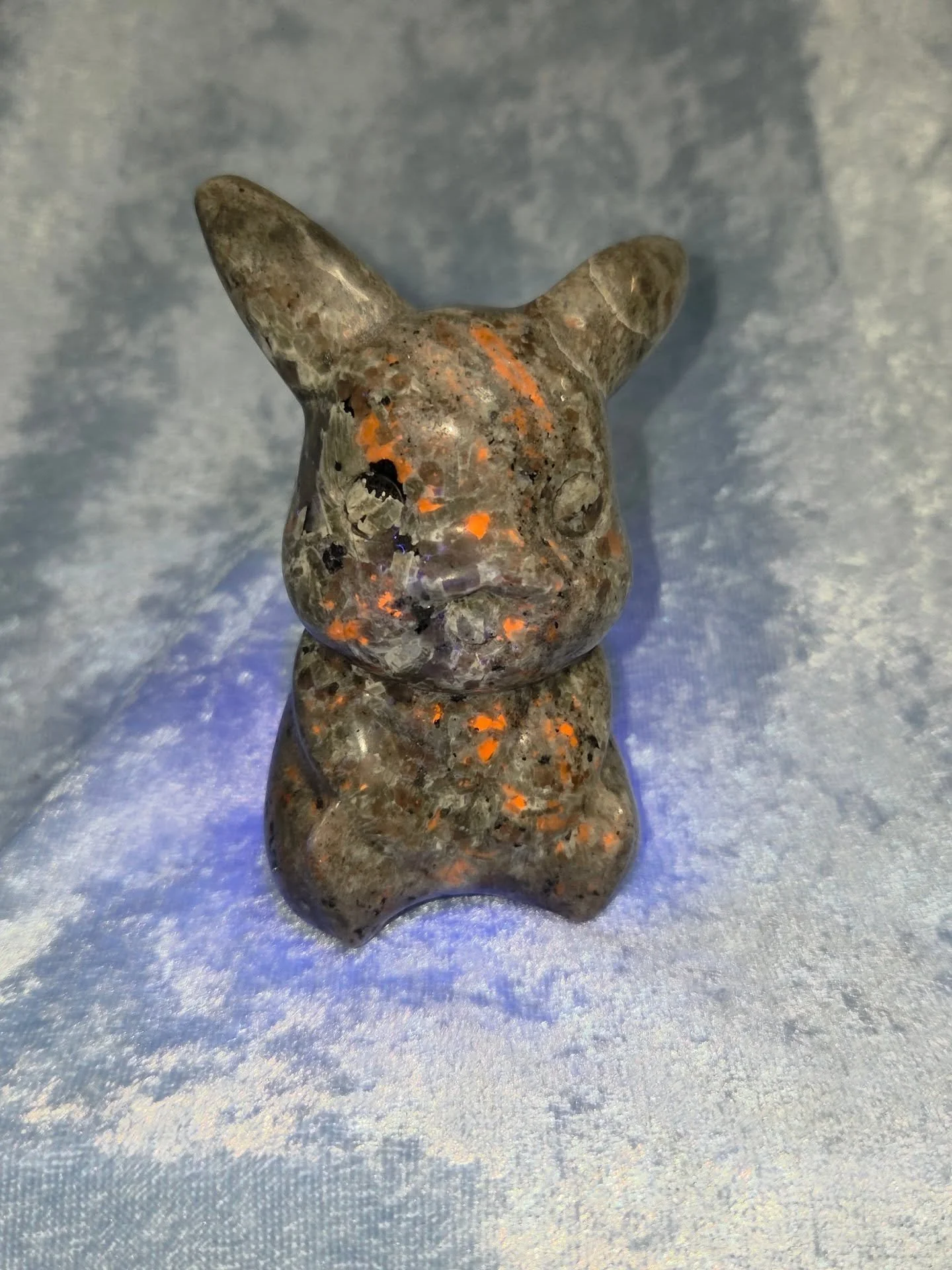 🧡⚡️𝐘𝐎𝐎𝐏𝐄𝐑𝐋𝐈𝐓𝐄 𝐏𝐈𝐊𝐀⚡️🧡--SOLD

𝗬𝗼𝗼𝗽𝗲𝗿𝗹𝗶𝘁𝗲, a UV reactive crystal from Michigan's Upper Peninsula, promotes clarity, understanding, and truth-seeking. 🌟 It provides strength during change, calms anxiety and stress, and helps o