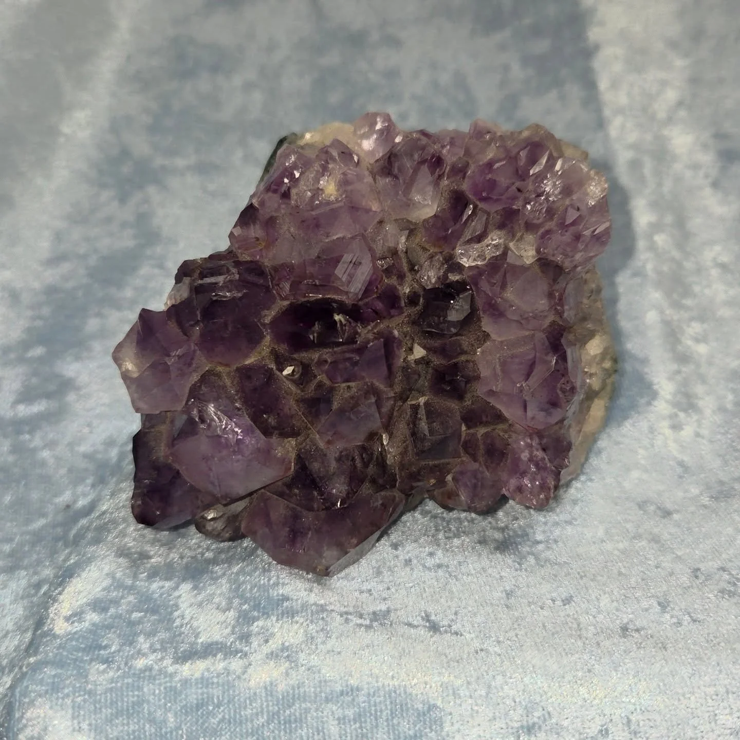 ✨️💜𝐀𝐌𝐄𝐓𝐇𝐘𝐒𝐓 𝐂𝐋𝐔𝐒𝐓𝐄𝐑💜✨️--$4️⃣0️⃣

𝗔𝗺𝗲𝘁𝗵𝘆𝘀𝘁 promotes moderation where one might go to extremes as well as helping to calm anger and relieve frustration. 💜 As a powerful third eye and crown chakra stone, amethyst aids in medita