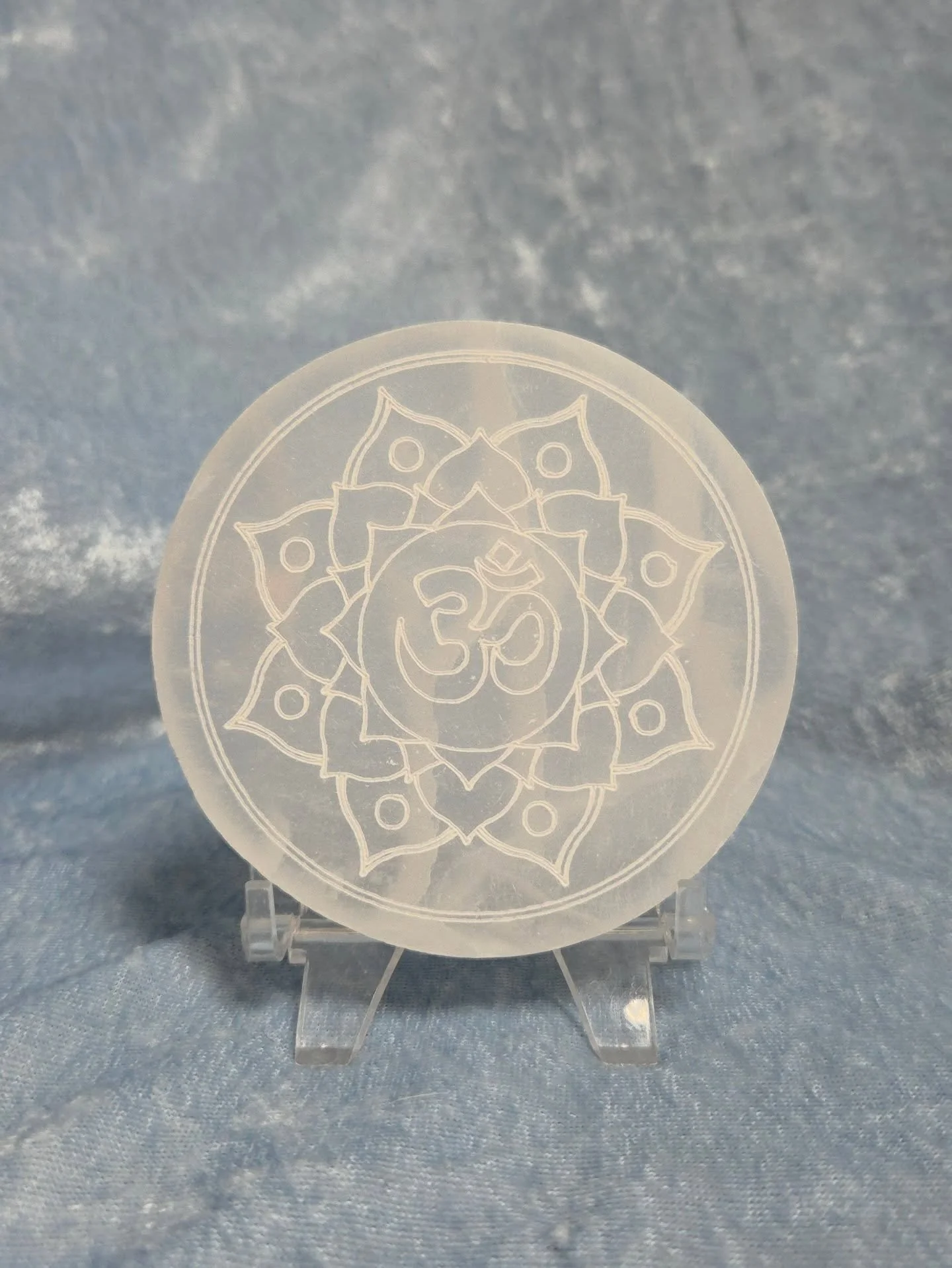 🤍𝐒𝐄𝐋𝐄𝐍𝐈𝐓𝐄 𝐎𝐇𝐌 𝐃𝐈𝐒𝐊🤍--$2️⃣5️⃣

𝗦𝗲𝗹𝗲𝗻𝗶𝘁𝗲 is like a "smokeless sage" in that it can thoroughly cleanse the energy of a space, a person or an object. 🧼 It can simulate the emotional body, clearing any stagnation, allow