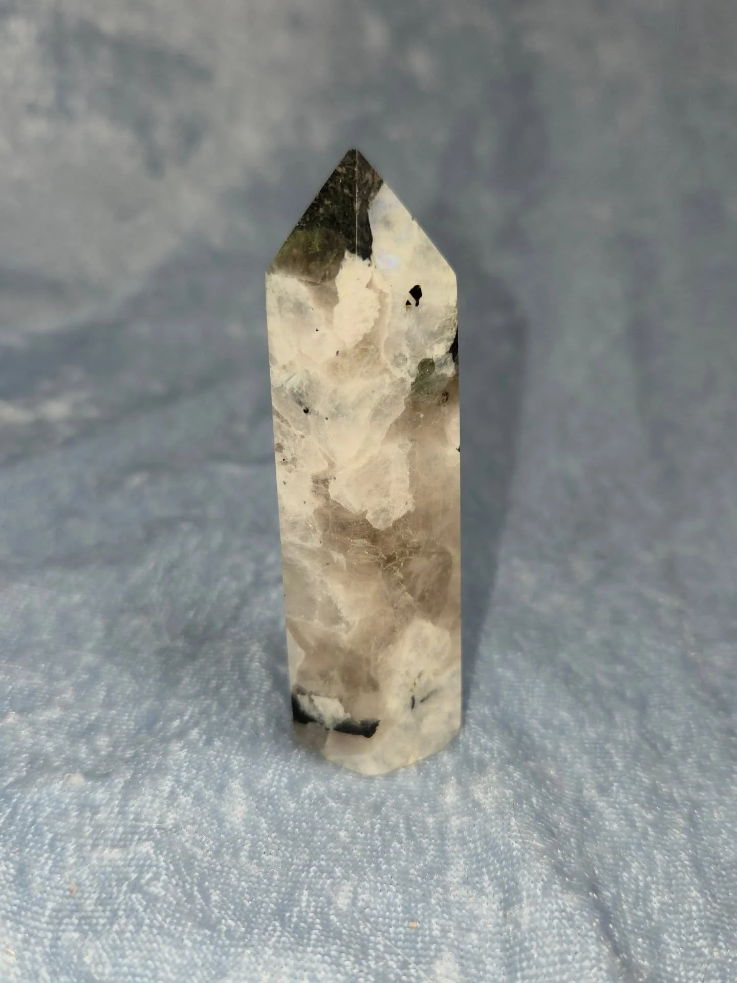 🌙𝐌𝐎𝐎𝐍𝐒𝐓𝐎𝐍𝐄 𝐓𝐎𝐖𝐄𝐑🌙--$2️⃣5️⃣

𝗠𝗼𝗼𝗻𝘀𝘁𝗼𝗻𝗲 is a stone of the Divine Feminine, enhancing intuition, empowerment, clairvoyance and Kundalini energy. ✨ It can be used to stimulate creativity which can allow us to better think outside