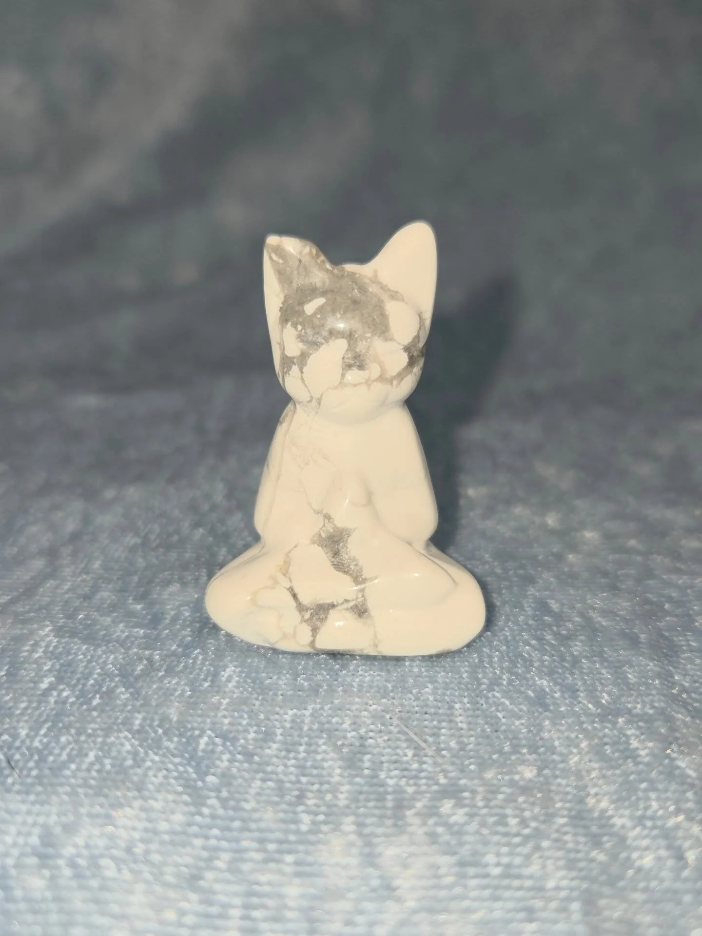 🤍𝐇𝐎𝐖𝐋𝐈𝐓𝐄 𝐌𝐄𝐃𝐈𝐓𝐀𝐓𝐈𝐍𝐆 𝐂𝐀𝐓🤍 --$1️⃣5️⃣

𝗛𝗼𝘄𝗹𝗶𝘁𝗲 is great for turbulent emotions. 😖 It can help with gaining patience, reducing selfishness, and calming rage, as it absorbs anger (yours and others). Howlite can allow you to b