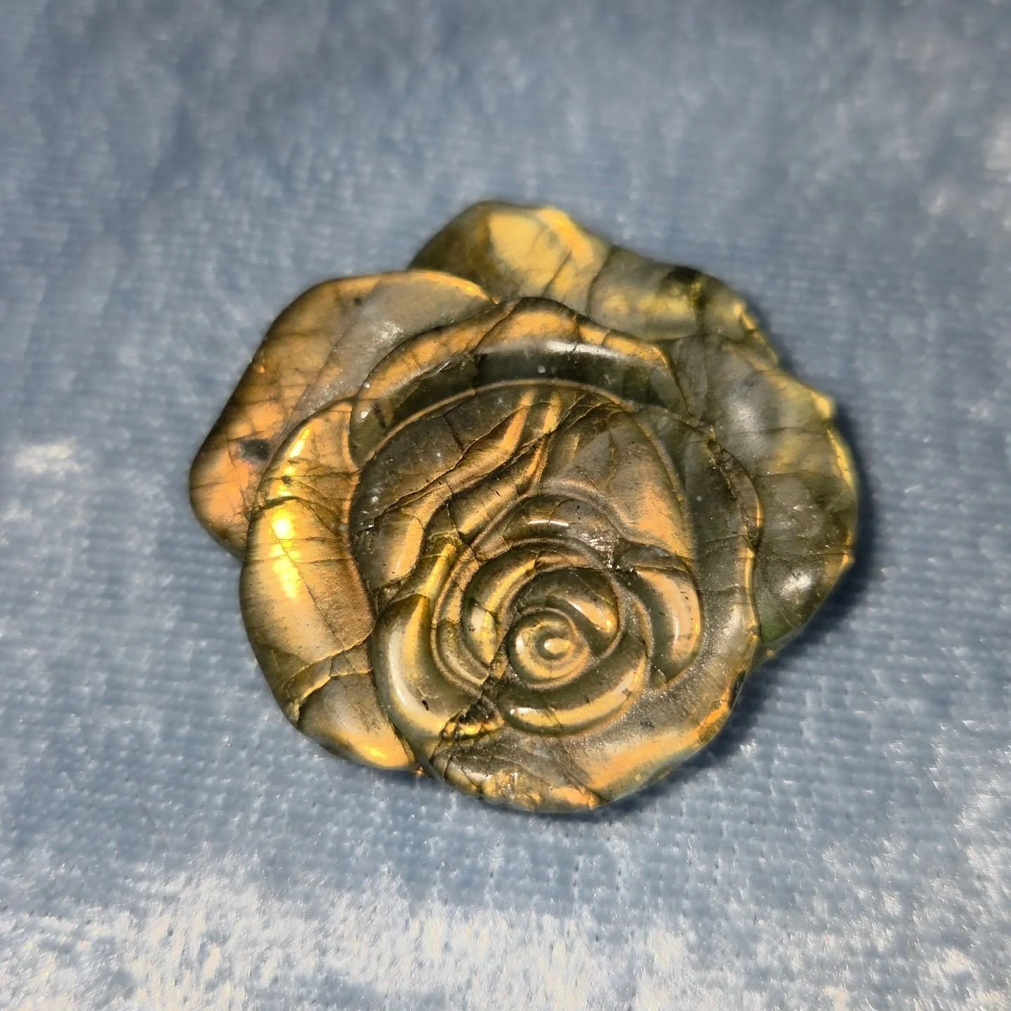 ✨𝐋𝐀𝐁𝐑𝐀𝐃𝐎𝐑𝐈𝐓𝐄 𝐑𝐎𝐒𝐄✨--$3️⃣0️⃣

𝗟𝗮𝗯𝗿𝗮𝗱𝗼𝗿𝗶𝘁𝗲 can amplify your self awareness and intuitive abilities. ✨ It's a great stone of protection during astral travel and meditation and also promotes a sense of responsibility while using