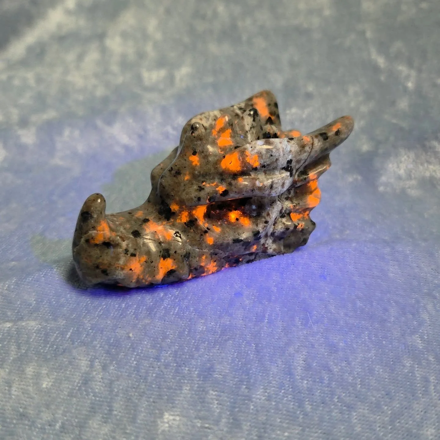 🧡𝐘𝐎𝐎𝐏𝐄𝐑𝐋𝐈𝐓𝐄 𝐃𝐑𝐀𝐆𝐎𝐍 𝐒𝐊𝐔𝐋𝐋🧡--$5️⃣0️⃣
𝗬𝗼𝗼𝗽𝗲𝗿𝗹𝗶𝘁𝗲, a UV reactive crystal from Michigan's Upper Peninsula, promotes clarity, understanding, and truth-seeking. 🌟 It provides strength during change, calms anxiety and stress