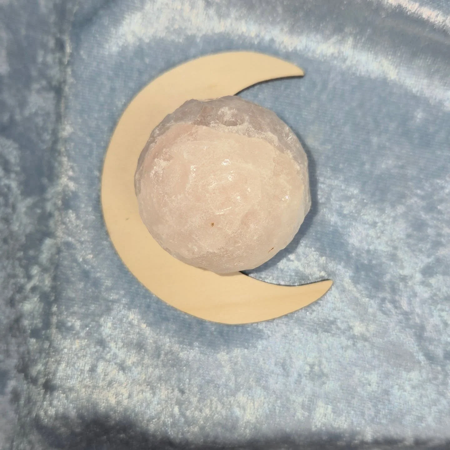 🌹𝐑𝐎𝐒𝐄 𝐐𝐔𝐀𝐑𝐓𝐙 𝐌𝐎𝐎𝐍🌹--$4️⃣5️⃣

Includes Wooden Crescent Stand 🌙
𝗥𝗼𝘀𝗲 𝗤𝘂𝗮𝗿𝘁𝘇 is a stone of unconditional, universal Love, allowing one to love themselves, the people around them and the Universe we call home. 💕 Connecting wit