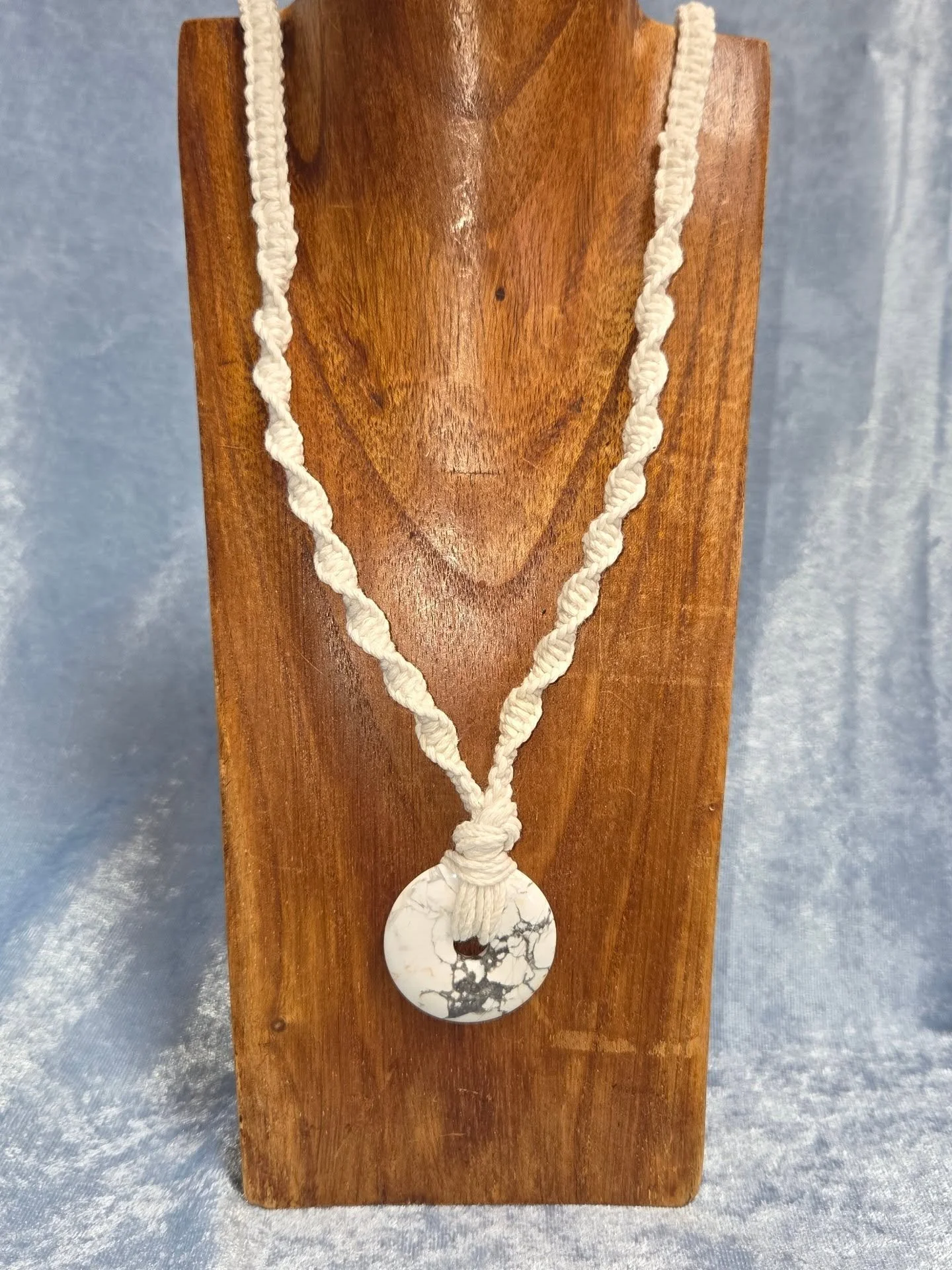 🦴𝐇𝐎𝐖𝐋𝐈𝐓𝐄 𝐇𝐄𝐌𝐏 𝐍𝐄𝐂𝐊𝐋𝐀𝐂𝐄🦴 --$4️⃣0️⃣

𝗛𝗼𝘄𝗹𝗶𝘁𝗲 is great for turbulent emotions. 😖 It can help with gaining patience, reducing selfishness, and calming rage, as it absorbs anger (yours and others). Howlite can allow you to be 