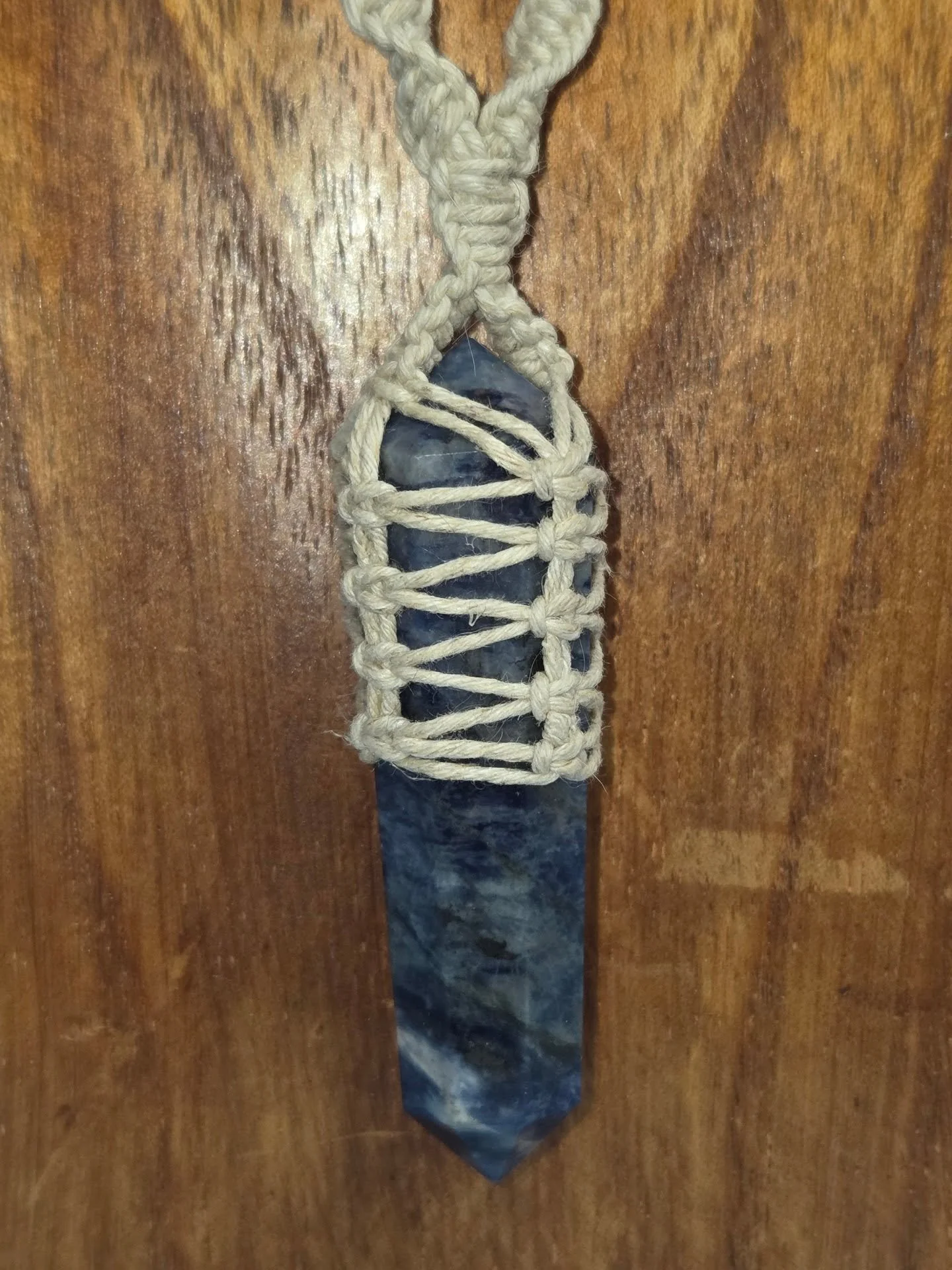 💙𝐒𝐎𝐃𝐀𝐋𝐈𝐓𝐄 𝐕𝐎𝐆𝐄𝐋 𝐖𝐀𝐍𝐃 𝐇𝐄𝐌𝐏 𝐍𝐄𝐂𝐊𝐋𝐀𝐂𝐄💙--$5️⃣0️⃣

𝗦𝗼𝗱𝗮𝗹𝗶𝘁𝗲 is a stone of intelligence and communication. 🧠 This stone can help enhance psychic and spiritual perception, and unites logic with intuition. 👍

Please v