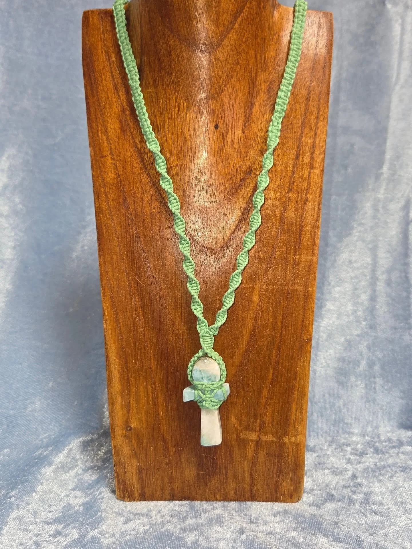 💙𝐋𝐀𝐑𝐈𝐌𝐀𝐑 𝐀𝐍𝐊𝐇 𝐇𝐄𝐌𝐏 𝐍𝐄𝐂𝐊𝐋𝐀𝐂𝐄💙--$9️⃣5️⃣

𝗟𝗮𝗿𝗶𝗺𝗮𝗿, a powerful stone of self Love, carries a gentle energy that assists one in communicating from their heart with clarity, calm and confidence. 👍 It can also ease the disso