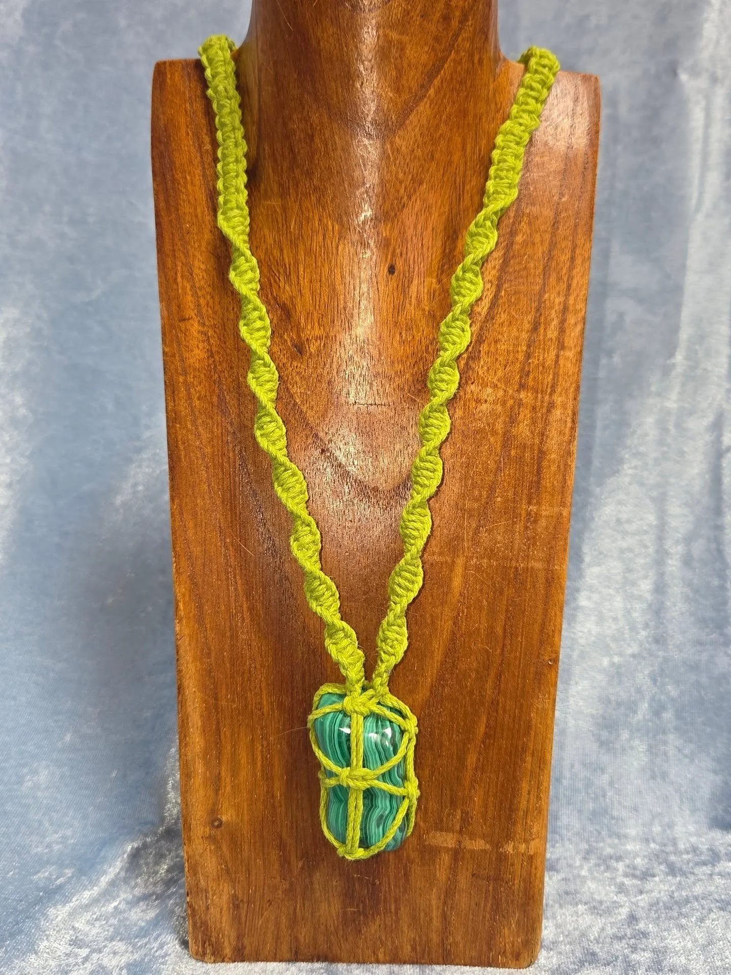 💚𝐌𝐀𝐋𝐀𝐂𝐇𝐈𝐓𝐄 𝐇𝐄𝐌𝐏 𝐍𝐄𝐂𝐊𝐋𝐀𝐂𝐄💚&ndash;$4️⃣0️⃣
𝗠𝗮𝗹𝗮𝗰𝗵𝗶𝘁𝗲 is a great heart healer, promoting emotional protection from others that may want to bring you down to their level or manipulate you. 💚 It can also sharpen your psychi