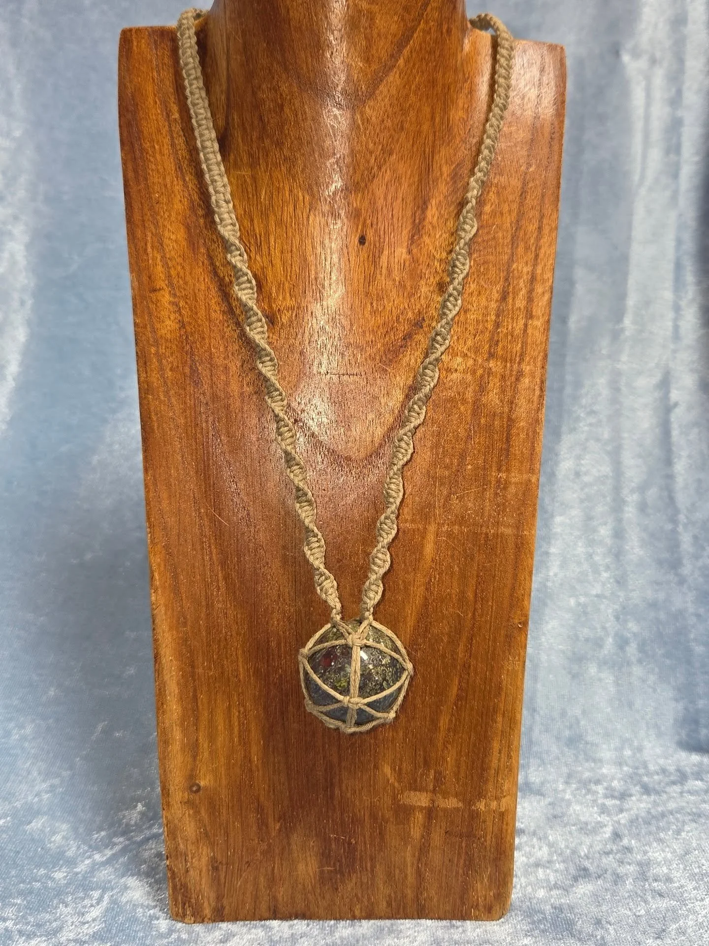 🐉🩸𝐃𝐑𝐀𝐆𝐎𝐍'𝐒 𝐁𝐋𝐎𝐎𝐃 𝐉𝐀𝐒𝐏𝐄𝐑 𝐇𝐄𝐌𝐏 𝐍𝐄𝐂𝐊𝐋𝐀𝐂𝐄🩸🐉--$4️⃣0️⃣

𝗗𝗿𝗮𝗴𝗼𝗻'𝘀 𝗕𝗹𝗼𝗼𝗱 𝗝𝗮𝘀𝗽𝗲𝗿 promotes courage, vitality, self honesty and self healing. 🐉 As it grounds through the heart chakra, it encourages forgivenes