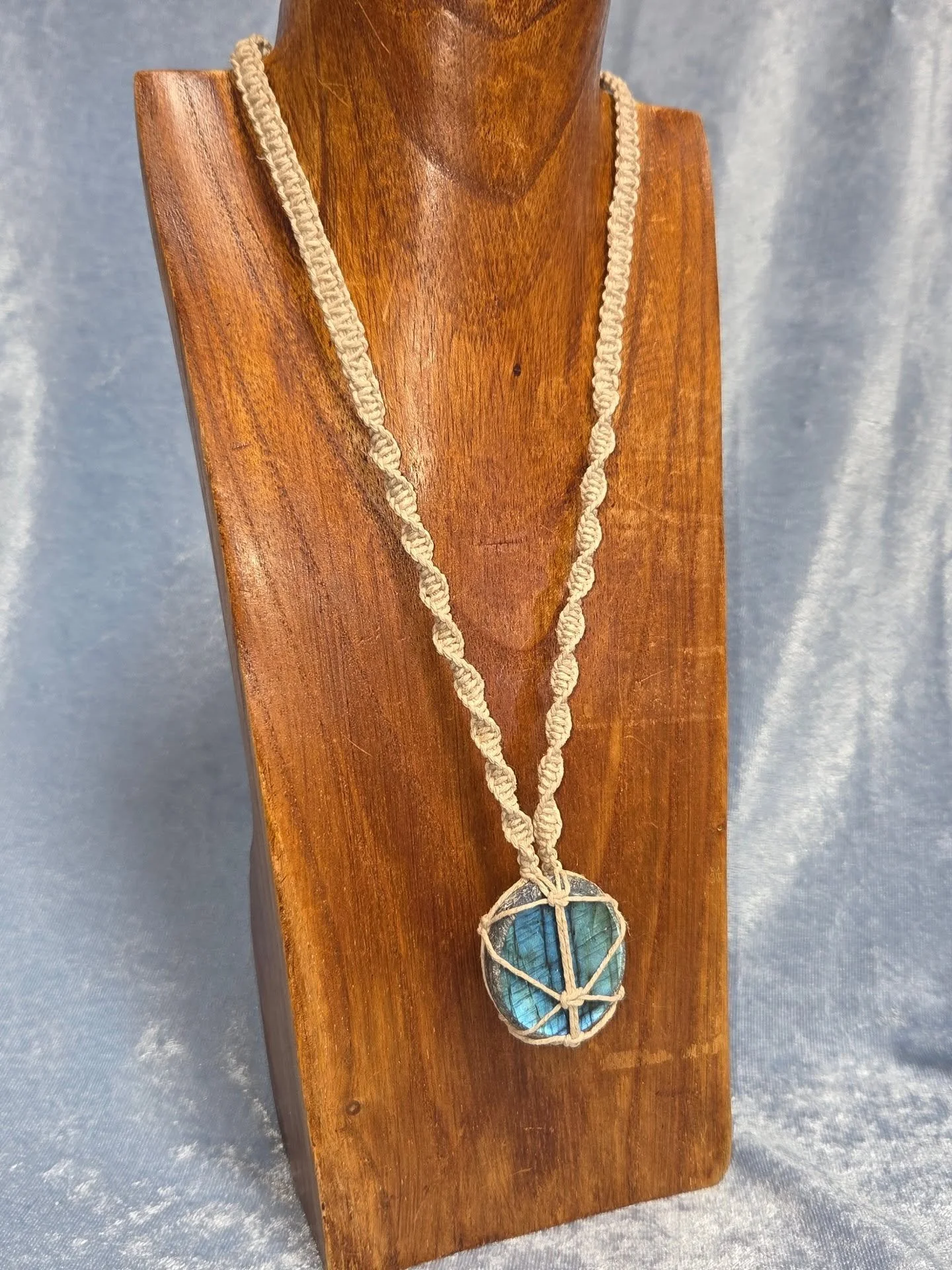 ✨𝐋𝐀𝐁𝐑𝐀𝐃𝐎𝐑𝐈𝐓𝐄 𝐇𝐄𝐌𝐏 𝐍𝐄𝐂𝐊𝐋𝐀𝐂𝐄✨--$5️⃣0️⃣

𝗟𝗮𝗯𝗿𝗮𝗱𝗼𝗿𝗶𝘁𝗲 can amplify your self awareness and intuitive abilities. ✨ It's a great stone of protection during astral travel and meditation and also promotes a sense of responsib