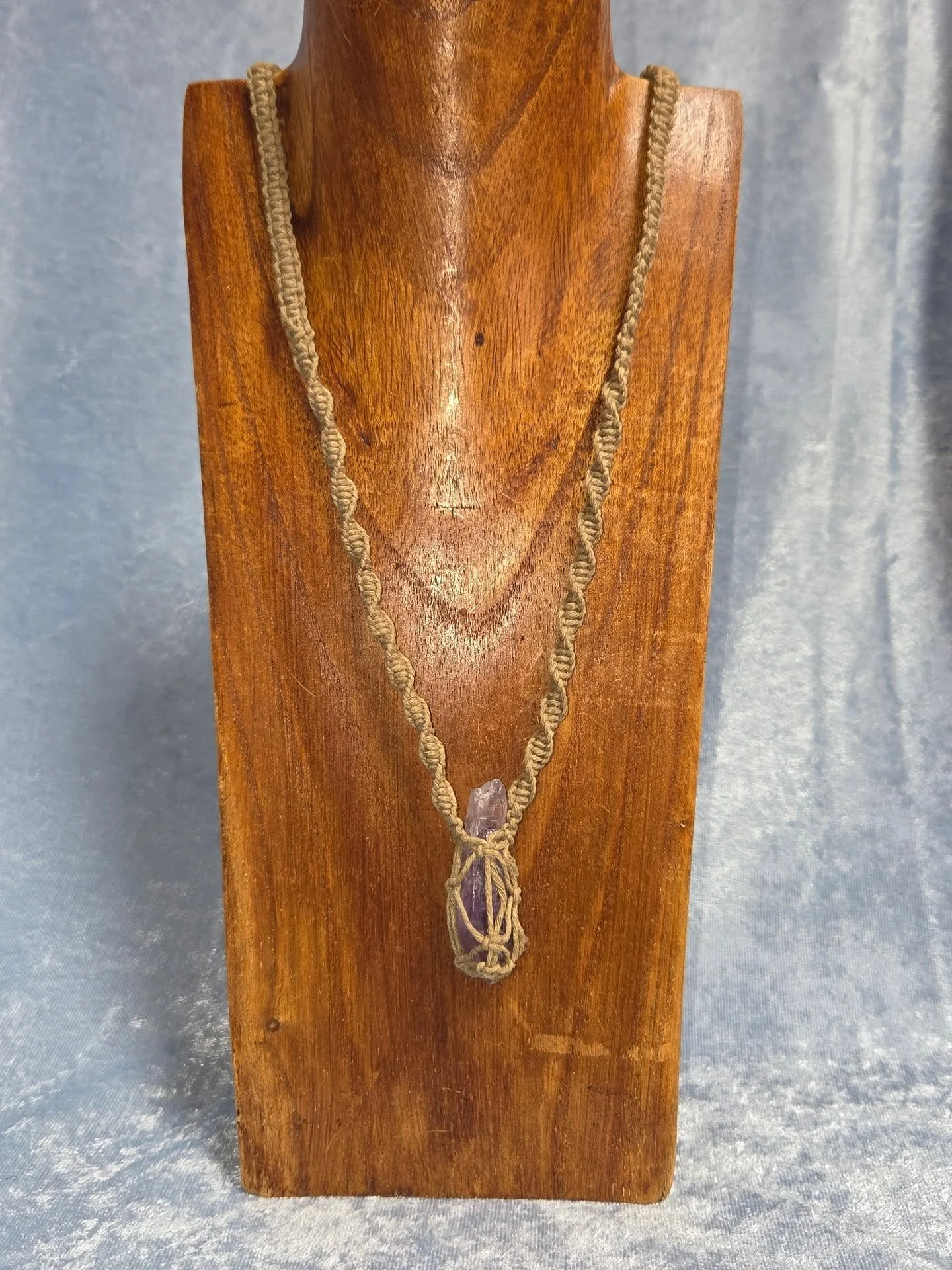 💜𝐀𝐌𝐄𝐓𝐇𝐘𝐒𝐓 𝐇𝐄𝐌𝐏 𝐍𝐄𝐂𝐊𝐋𝐀𝐂𝐄💜--$3️⃣0️⃣

𝗔𝗺𝗲𝘁𝗵𝘆𝘀𝘁 promotes moderation where one might go to extremes as well as helping to calm anger and relieve frustration. 💜 As a powerful third eye and crown chakra stone, amethyst aids in