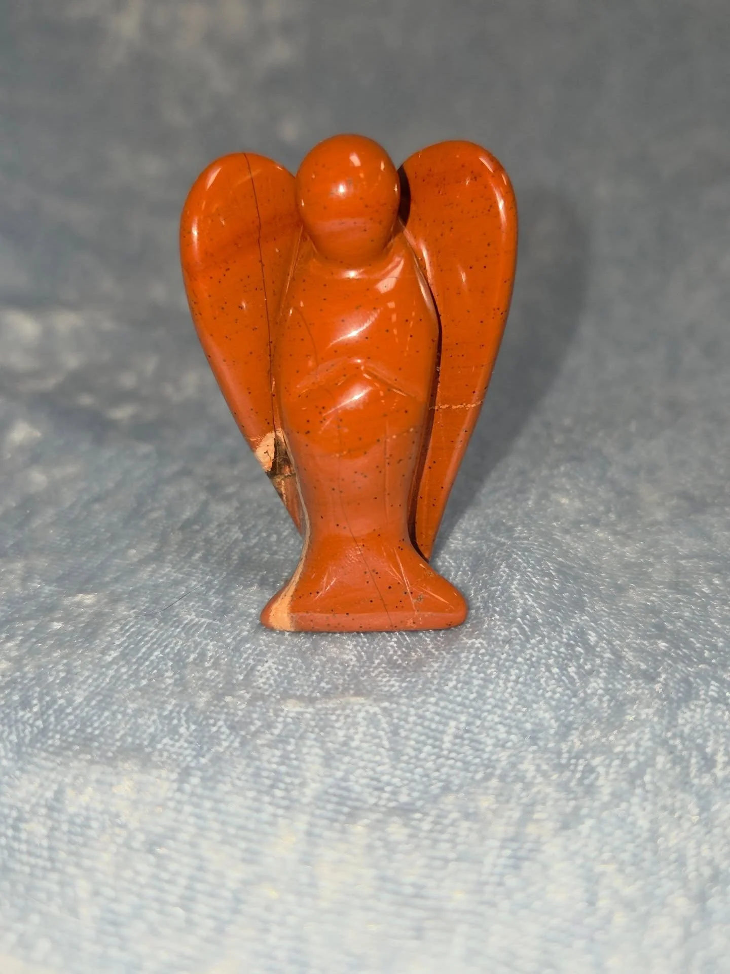 🔻𝐑𝐄𝐃 𝐁𝐑𝐄𝐂𝐂𝐈𝐀𝐓𝐄𝐃 𝐉𝐀𝐒𝐏𝐄𝐑 𝐀𝐍𝐆𝐄𝐋🔻--$2️⃣0️⃣

𝗥𝗲𝗱 𝗕𝗿𝗲𝗰𝗰𝗶𝗮𝘁𝗲𝗱 𝗝𝗮𝘀𝗽𝗲𝗿 is a stone of grounding, passion, and protection. 🌹 It encourages one to stick to their boundaries as it brings courage and balance to ones li