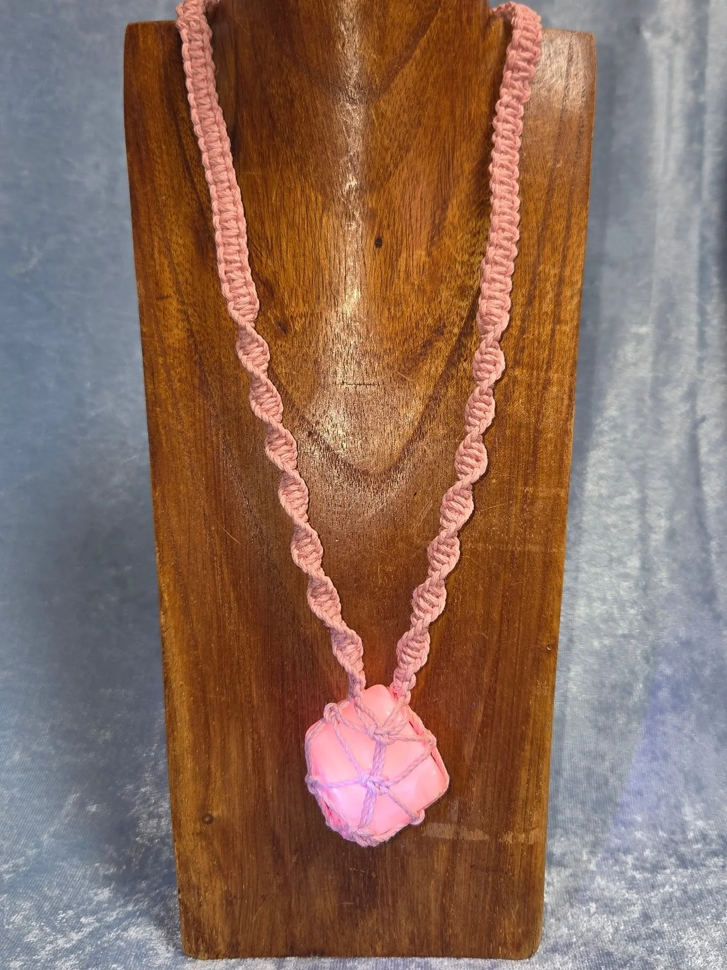 💕𝐏𝐈𝐍𝐊 𝐌𝐀𝐍𝐆𝐀𝐍𝐎 𝐂𝐀𝐋𝐂𝐈𝐓𝐄 𝐇𝐄𝐌𝐏 𝐍𝐄𝐂𝐊𝐋𝐀𝐂𝐄💕--$3️⃣0️⃣

✨𝗕𝗹𝗮𝗰𝗸𝗹𝗶𝗴𝗵𝘁 𝗥𝗲𝗮𝗰𝘁𝗶𝘃𝗲!!!✨
𝗣𝗶𝗻𝗸 𝗠𝗮𝗻𝗴𝗮𝗻𝗼 𝗖𝗮𝗹𝗰𝗶𝘁𝗲 promotes Peace, Well Being and Wholeness and also helps one to open themselves up to feel