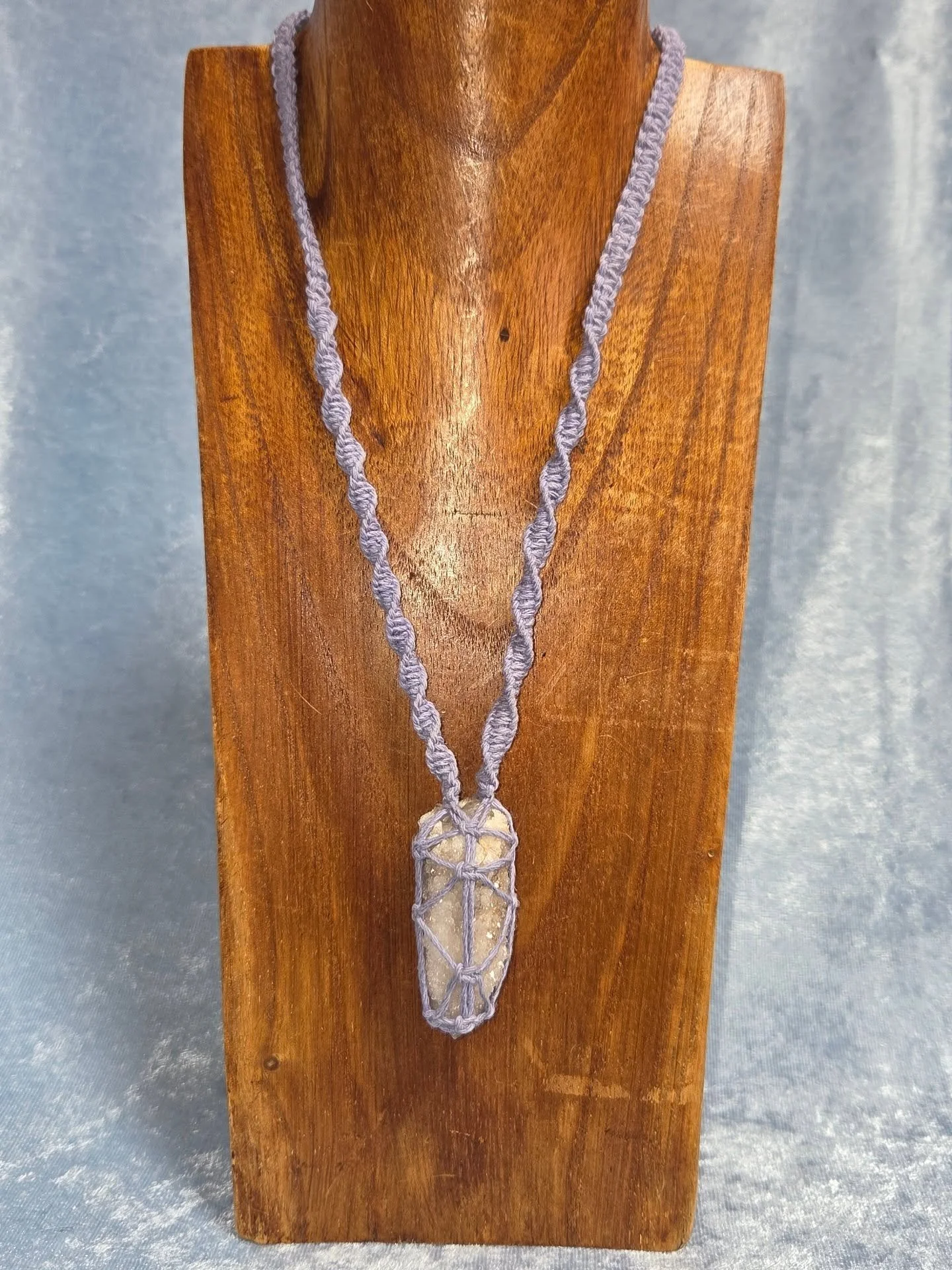 ✨️𝐒𝐏𝐈𝐑𝐈𝐓 𝐐𝐔𝐀𝐑𝐓𝐙 𝐇𝐄𝐌𝐏 𝐍𝐄𝐂𝐊𝐋𝐀𝐂𝐄✨️--$5️⃣0️⃣

𝗦𝗽𝗶𝗿𝗶𝘁 𝗤𝘂𝗮𝗿𝘁𝘇 (Aka "Fairy Quartz" or "Cactus Quartz") is a calming crystal that aids in astral travel, dream work, and connection to one's higher self. 