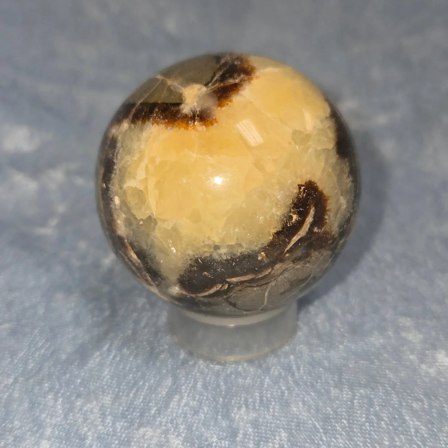 ⚡𝐒𝐄𝐏𝐓𝐀𝐑𝐈𝐀𝐍 𝐒𝐏𝐇𝐄𝐑𝐄⚡--$3️⃣0️⃣

𝗦𝗲𝗽𝘁𝗮𝗿𝗶𝗮𝗻 𝗡𝗼𝗱𝘂𝗹𝗲𝘀 are a combination of Aragonite, Calcite and Limestone.  They can be helpful with the transmutation of negative energy into strength. 💪 An effective grounding stone, it len