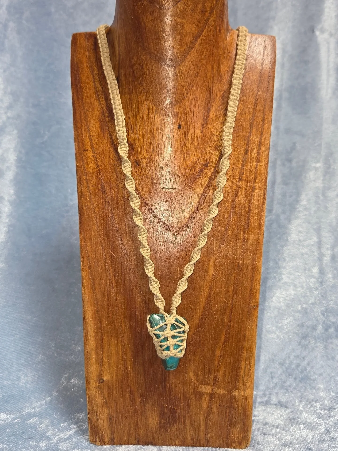 💚𝐌𝐀𝐋𝐀𝐂𝐎𝐋𝐋𝐀 𝐇𝐄𝐌𝐏 𝐍𝐄𝐂𝐊𝐋𝐀𝐂𝐄💙--$3️⃣0️⃣

𝗠𝗮𝗹𝗮𝗰𝗼𝗹𝗹𝗮 is an empowering stone of inner truth, as it connects the heart and throat chakras, allowing one to clearly communicate their feelings and emotions. 💚💙 It is a combinatio