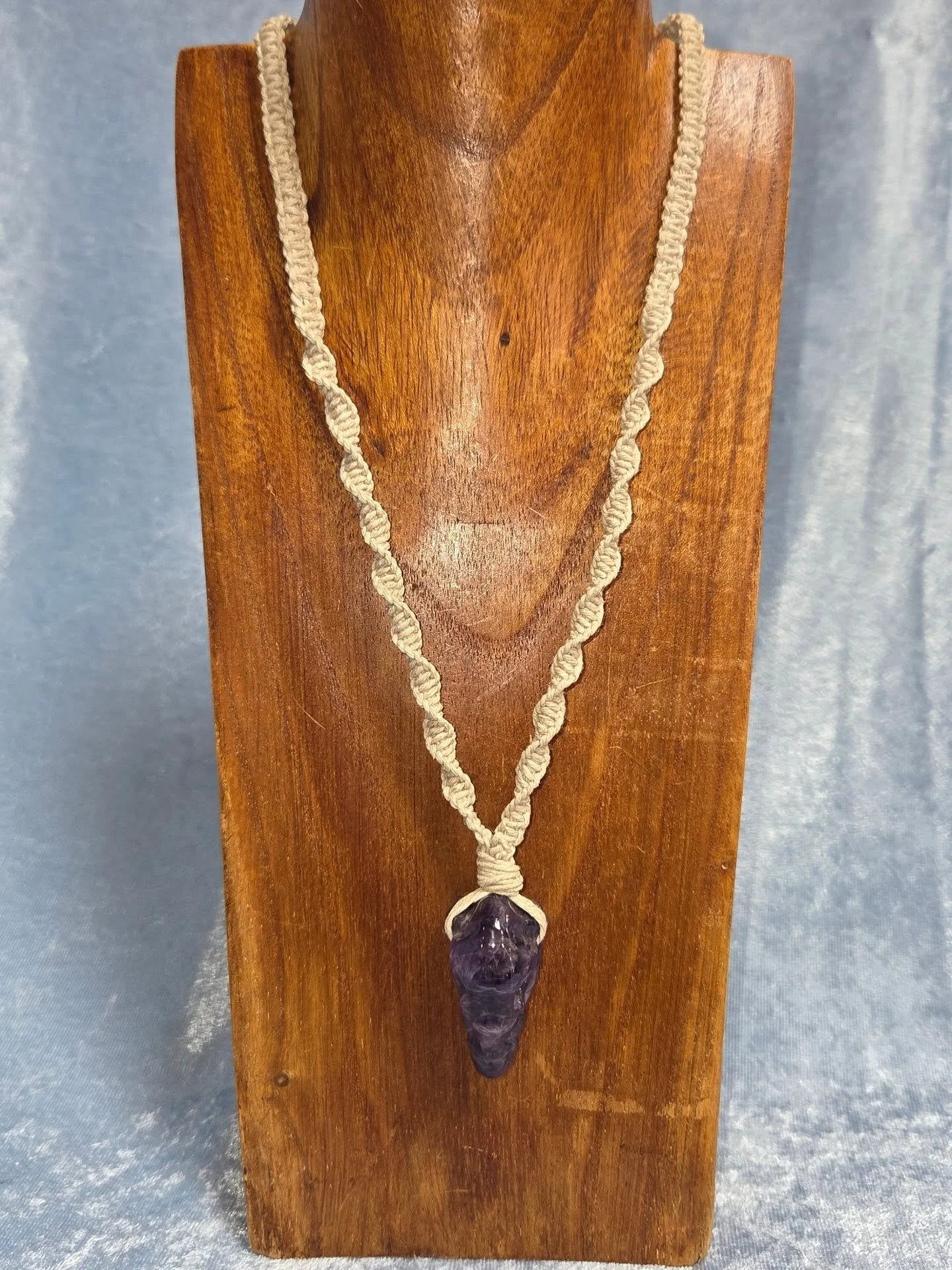 💜𝐀𝐌𝐄𝐓𝐇𝐘𝐒𝐓 𝐇𝐄𝐌𝐏 𝐍𝐄𝐂𝐊𝐋𝐀𝐂𝐄💜--$5️⃣0️⃣

𝗔𝗺𝗲𝘁𝗵𝘆𝘀𝘁 promotes moderation where one might go to extremes as well as helping to calm anger and relieve frustration. 💜 As a powerful third eye and crown chakra stone, amethyst aids in