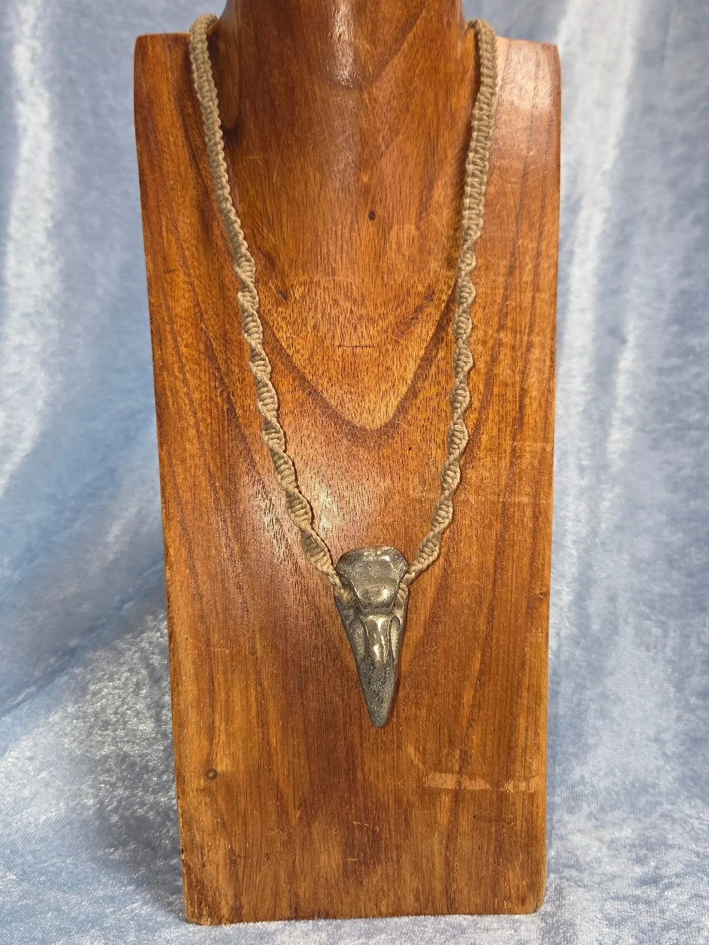 🌟𝐈𝐑𝐎𝐍 𝐏𝐘𝐑𝐈𝐓𝐄 𝐇𝐄𝐌𝐏 𝐍𝐄𝐂𝐊𝐋𝐀𝐂𝐄🌟--$5️⃣0️⃣
𝗜𝗿𝗼𝗻 𝗣𝘆𝗿𝗶𝘁𝗲 (or "Fool's Gold") assists in overcoming the fears that keep us from creating abundance in our lives. ⭐ By promoting creativity, iron pyrite can help us to b