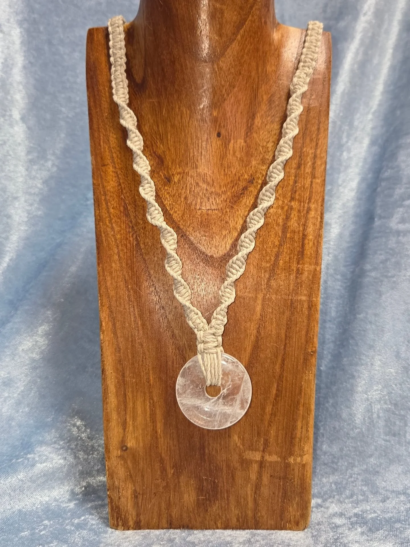 ⚪𝐐𝐔𝐀𝐑𝐓𝐙 𝐂𝐑𝐘𝐒𝐓𝐀𝐋 𝐇𝐄𝐌𝐏 𝐍𝐄𝐂𝐊𝐋𝐀𝐂𝐄⚪--$4️⃣0️⃣

𝗤𝘂𝗮𝗿𝘁𝘇 𝗖𝗿𝘆𝘀𝘁𝗮𝗹 is a very versatile stone in that it can be programmed to be the type of tool you desire. ✨ It is also a great amplifier and accelerator of the energy you d