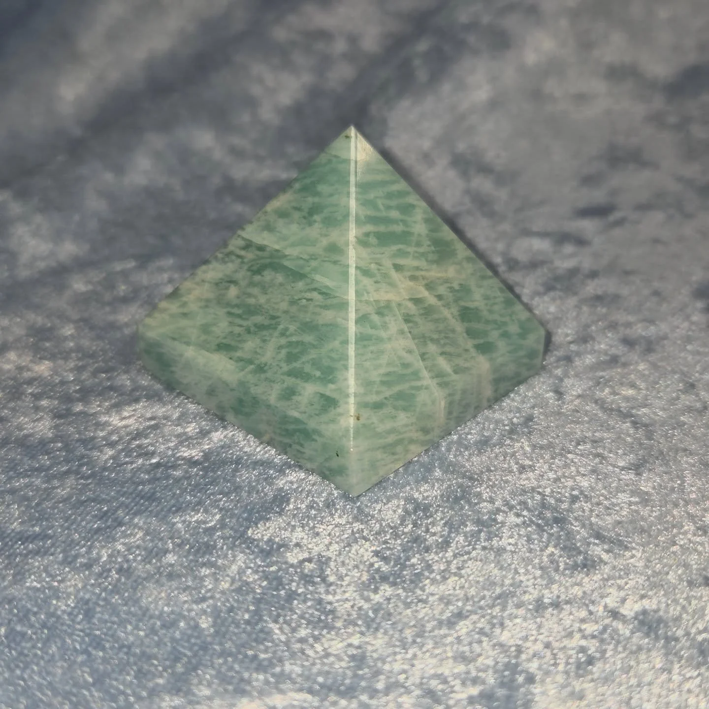 💙𝐀𝐌𝐀𝐙𝐎𝐍𝐈𝐓𝐄 𝐏𝐘𝐑𝐀𝐌𝐈𝐃💙--$3️⃣0️⃣

𝗔𝗺𝗮𝘇𝗼𝗻𝗶𝘁𝗲, a stone of truth and harmony with your higher self and others. 🧘&zwj;♀️ It facilitates the expression of authentic thoughts and feelings from a balanced emotional space. Amazonite i