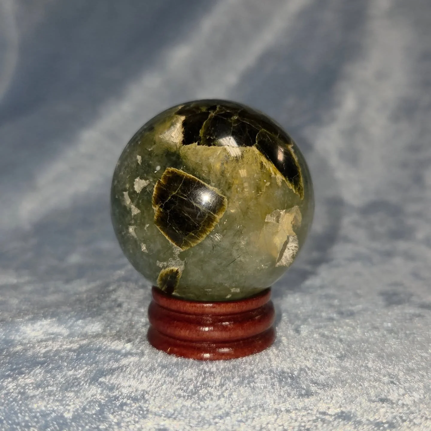 🌲𝐏𝐑𝐄𝐇𝐍𝐈𝐓𝐄 𝐖𝐈𝐓𝐇 𝐄𝐏𝐈𝐃𝐎𝐓𝐄 𝐒𝐏𝐇𝐄𝐑𝐄🌲--$4️⃣0️⃣

𝗣𝗿𝗲𝗵𝗻𝗶𝘁𝗲 (light green) can be used to dispel nightmares and phobias and can also ease hyperactivity in children. 😁 It is a very effective tool for connecting to spiritual en