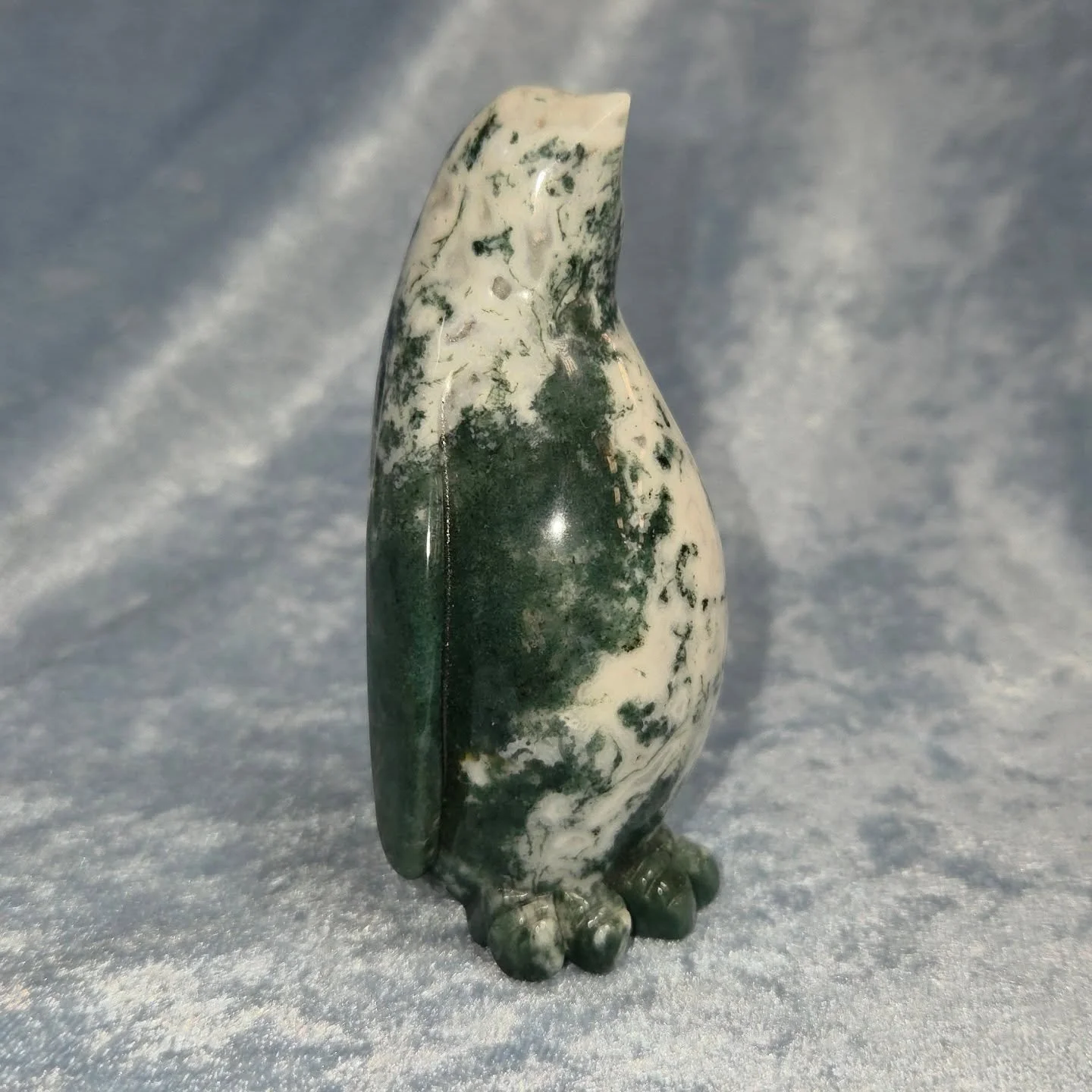 🌳𝐌𝐎𝐒𝐒 𝐀𝐆𝐀𝐓𝐄 𝐏𝐄𝐍𝐆𝐔𝐈𝐍🌳--$5️⃣0️⃣

𝗠𝗼𝘀𝘀 𝗔𝗴𝗮𝘁𝗲 is a stone of abundance, recovery, and stabilization.❤ It's great for helping with depression and sensitivity to weather and pollutants. Moss agate can help with analytical abilitie