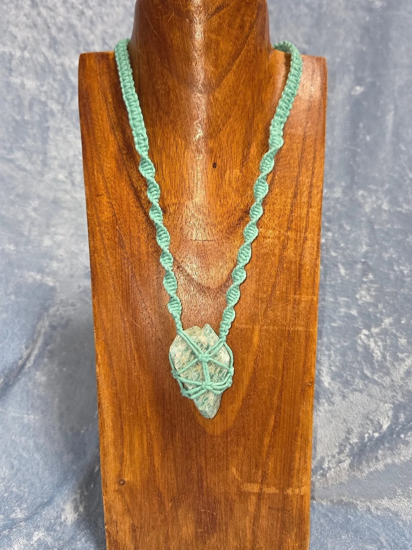 💙𝐀𝐌𝐀𝐙𝐎𝐍𝐈𝐓𝐄 𝐇𝐄𝐌𝐏 𝐍𝐄𝐂𝐊𝐋𝐀𝐂𝐄💙--$4️⃣0️⃣

𝗔𝗺𝗮𝘇𝗼𝗻𝗶𝘁𝗲, a stone of truth and harmony with your higher self and others. 🧘&zwj;♀️ It facilitates the expression of authentic thoughts and feelings from a balanced emotional space. 