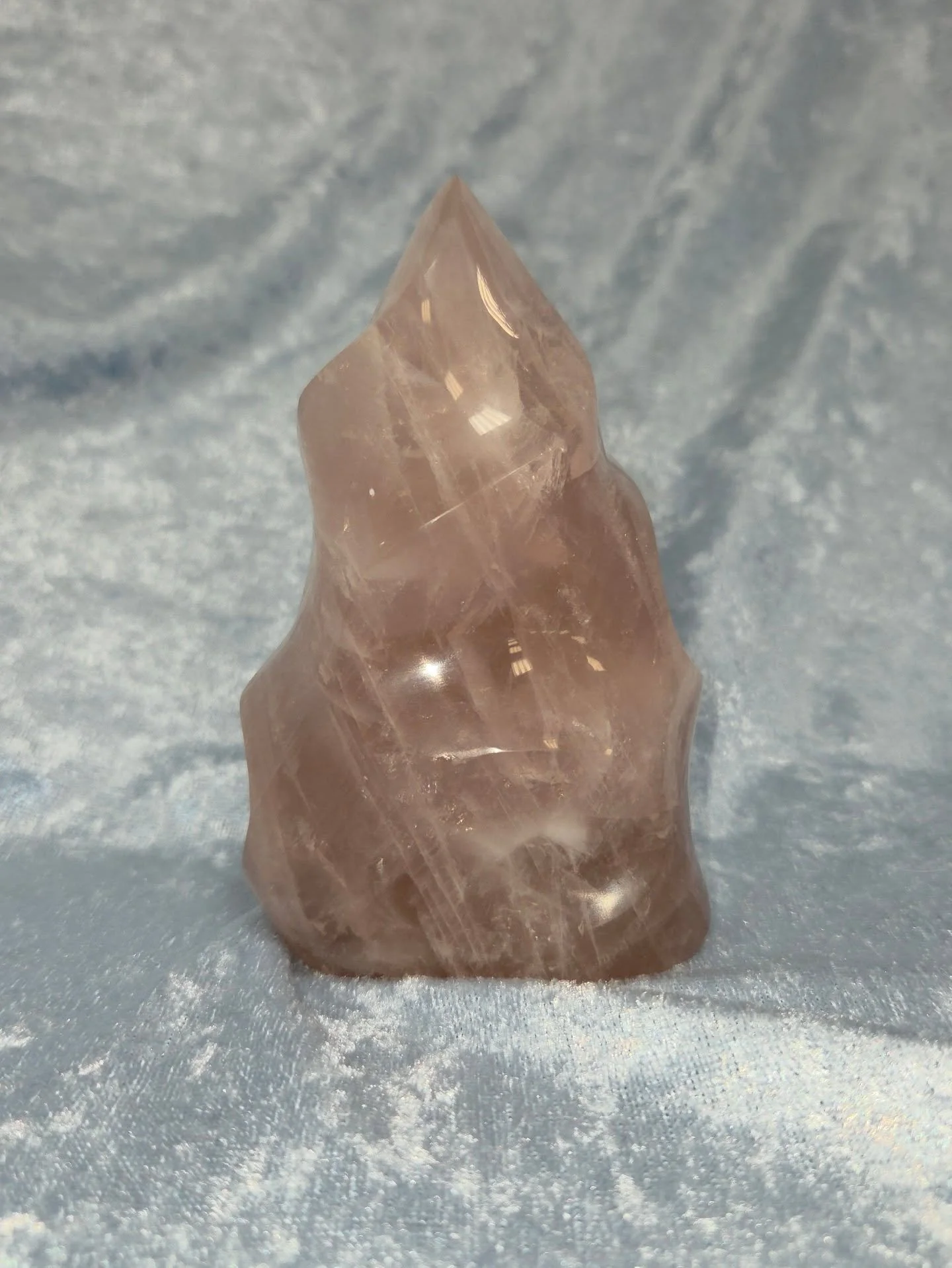 🌹𝐑𝐎𝐒𝐄 𝐐𝐔𝐀𝐑𝐓𝐙 𝐅𝐋𝐀𝐌𝐄🌹--$5️⃣0️⃣

𝗥𝗼𝘀𝗲 𝗤𝘂𝗮𝗿𝘁𝘇 is a stone of unconditional, universal Love, allowing one to love themselves, the people around them and the Universe we call home. 💕 Connecting with Rose Quartz enables one to att