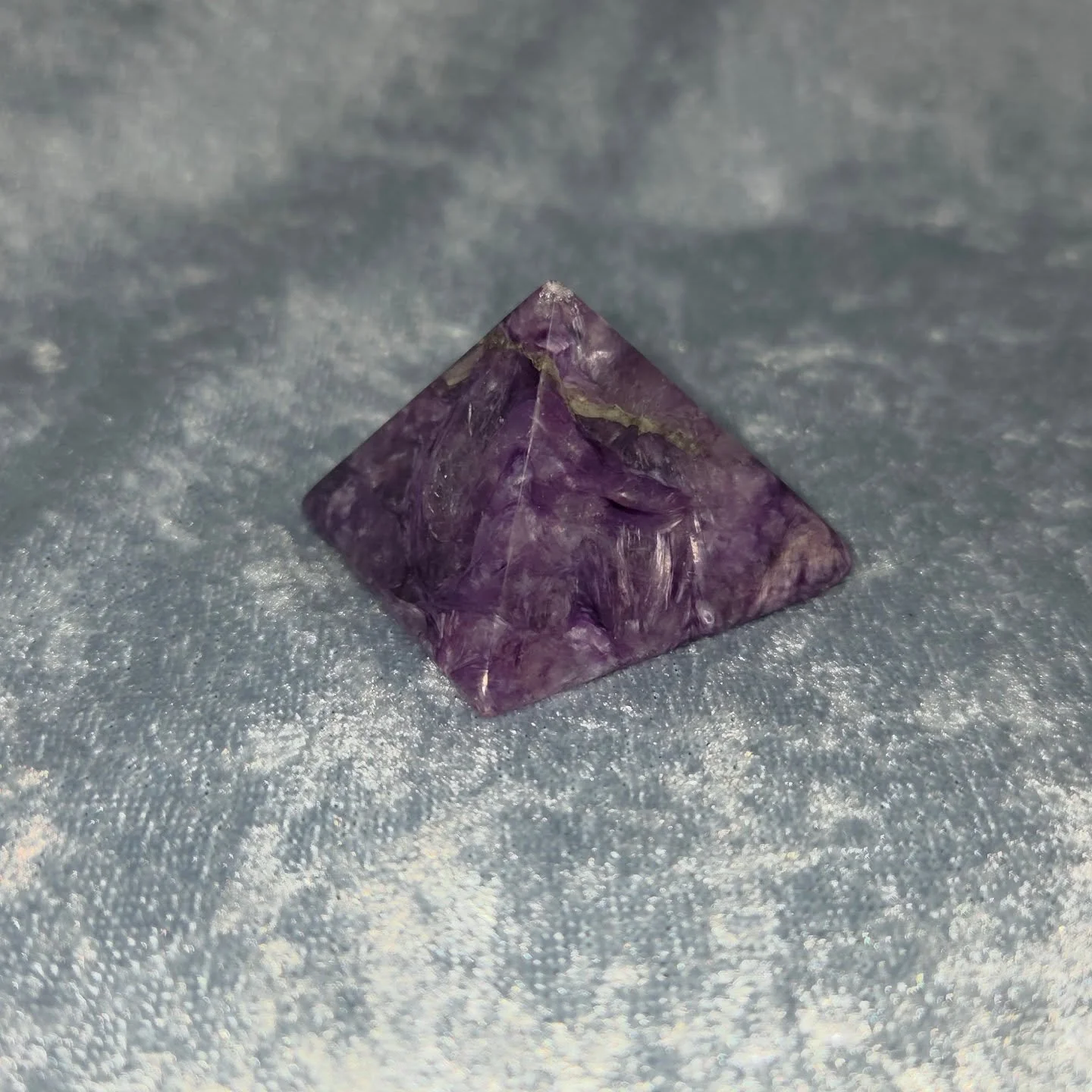 💜𝐂𝐇𝐀𝐑𝐎𝐈𝐓𝐄 𝐏𝐘𝐑𝐀𝐌𝐈𝐃💜--$6️⃣0️⃣

𝗖𝗵𝗮𝗿𝗼𝗶𝘁𝗲 is a great stone for lucid dreaming and chasing away nightmares. 💭 It stimulates the Crown and 3rd Eye Chakras allow one to realize their path of service and manifest that role. 🔮

Plea