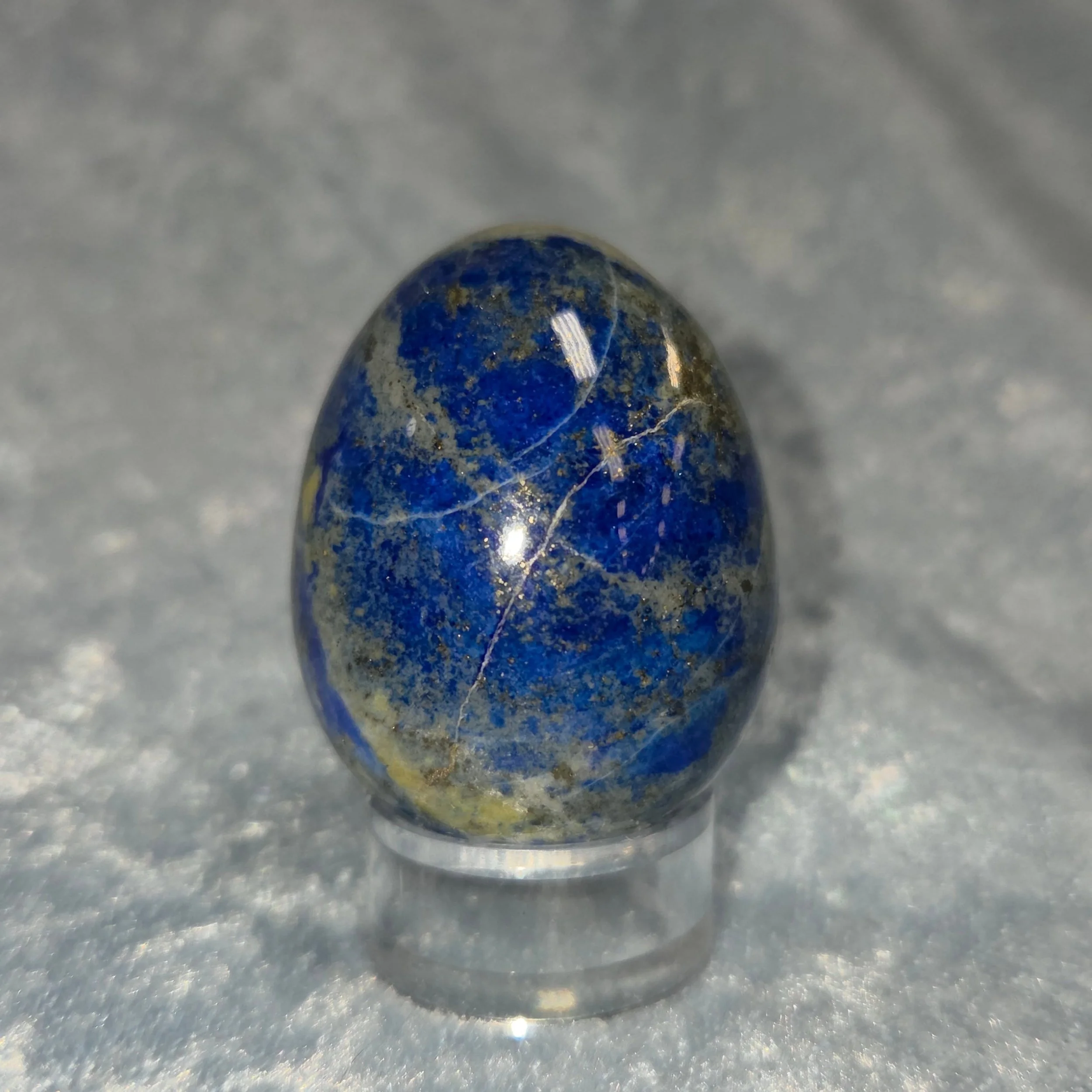💙𝐋𝐀𝐏𝐈𝐒 𝐋𝐀𝐙𝐔𝐋𝐈 𝐄𝐆𝐆💙--$2️⃣0️⃣

𝗟𝗮𝗽𝗶𝘀 𝗟𝗮𝘇𝘂𝗹𝗶 is a stone that promotes royal virtues and spirituality, bringing out your inner queen or king. 👑 It helps activate the 3rd Eye chakra, enhancing intuition, intellectual ability, s