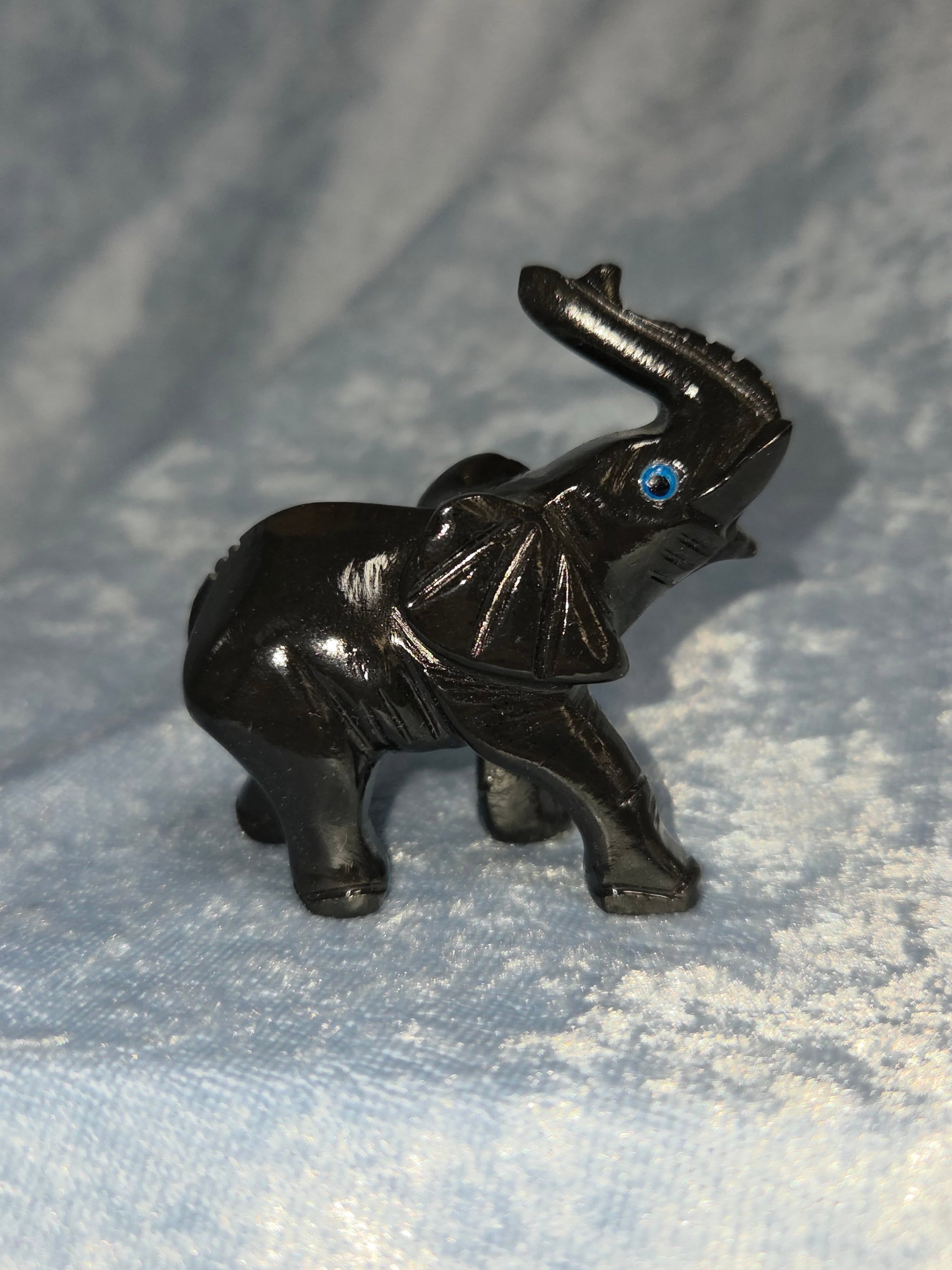 🖤𝐁𝐋𝐀𝐂𝐊 𝐎𝐍𝐘𝐗 𝐄𝐋𝐄𝐏𝐇𝐀𝐍𝐓🖤--$2️⃣0️⃣

𝗕𝗹𝗮𝗰𝗸 𝗢𝗻𝘆𝘅 is a stone that helps one to center their energies lending them steadfastness, self confidence and courage. 💪  It also can aid in dispelling loneliness , fears and unnecessary or