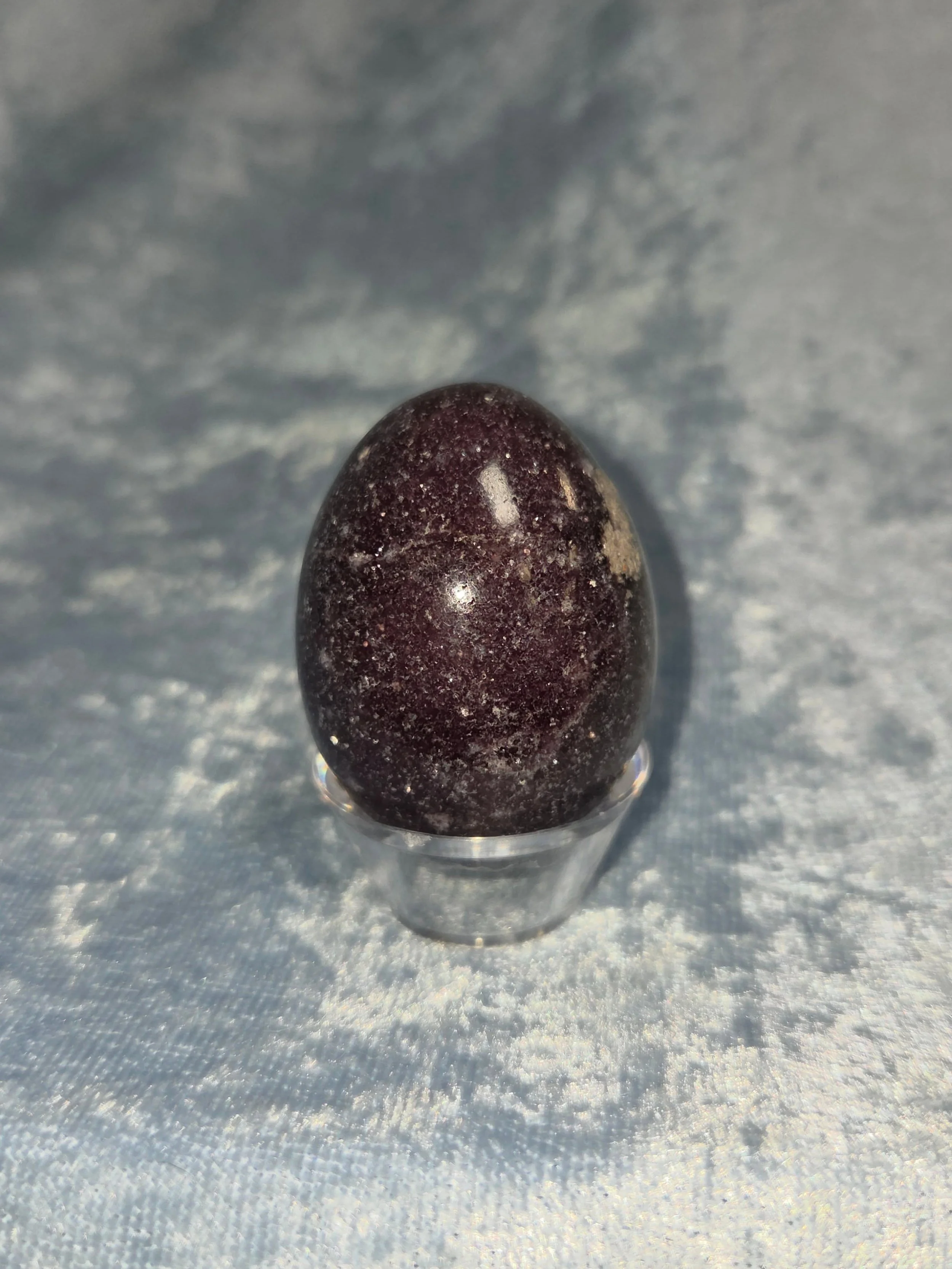 💜𝐋𝐄𝐏𝐈𝐃𝐎𝐋𝐈𝐓𝐄 𝐄𝐆𝐆💜--$2️⃣0️⃣

𝗟𝗲𝗽𝗶𝗱𝗼𝗹𝗶𝘁𝗲 is a powerful stone for calming your nerves and stress release. 😌 It works best when life is at its toughest; financial stress, loss of a job or partner, or dealing with angry people. Le