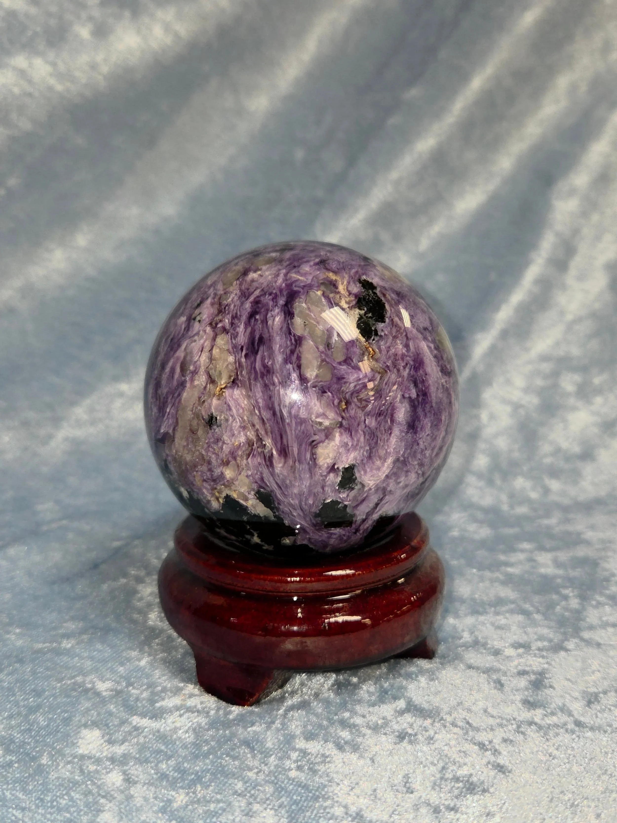 💜𝐂𝐇𝐀𝐑𝐎𝐈𝐓𝐄 𝐒𝐏𝐇𝐄𝐑𝐄💜--$6️⃣0️⃣0️⃣

𝗖𝗵𝗮𝗿𝗼𝗶𝘁𝗲 is a great stone for lucid dreaming and chasing away nightmares. 💭 It stimulates the Crown and 3rd Eye Chakras allow one to realize their path of service and manifest that role. 🔮

Ple