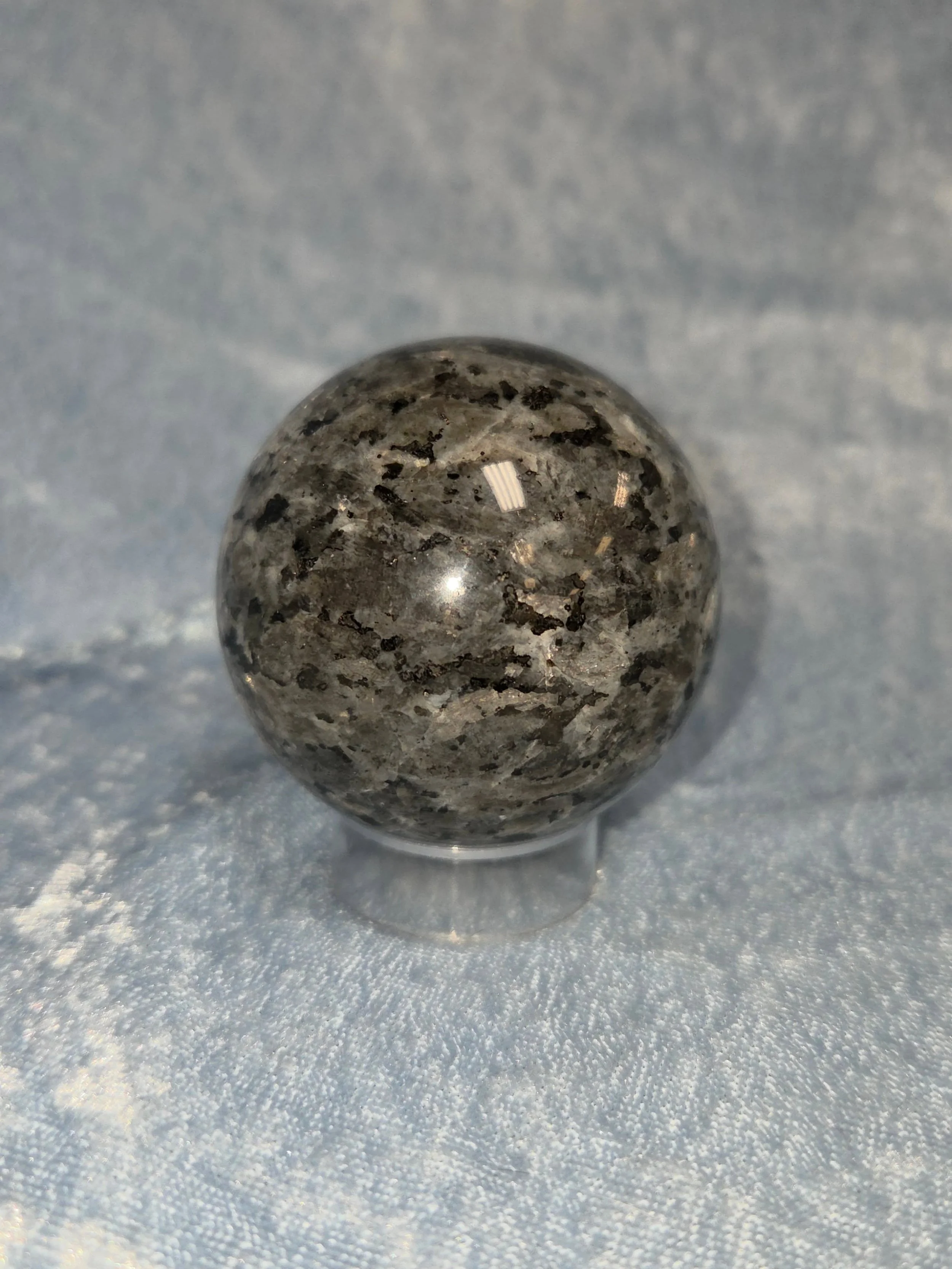 ✨𝐋𝐀𝐑𝐕𝐈𝐊𝐈𝐓𝐄 𝐒𝐏𝐇𝐄𝐑𝐄✨--$5️⃣0️⃣

Larvikite (AKA Norwegian Moonstone/Black Labradorite) can be used as a protective grounding stone while also stimulating psychic abilities.🔮 Larvikite grounds you during astral travel and can repel negativ