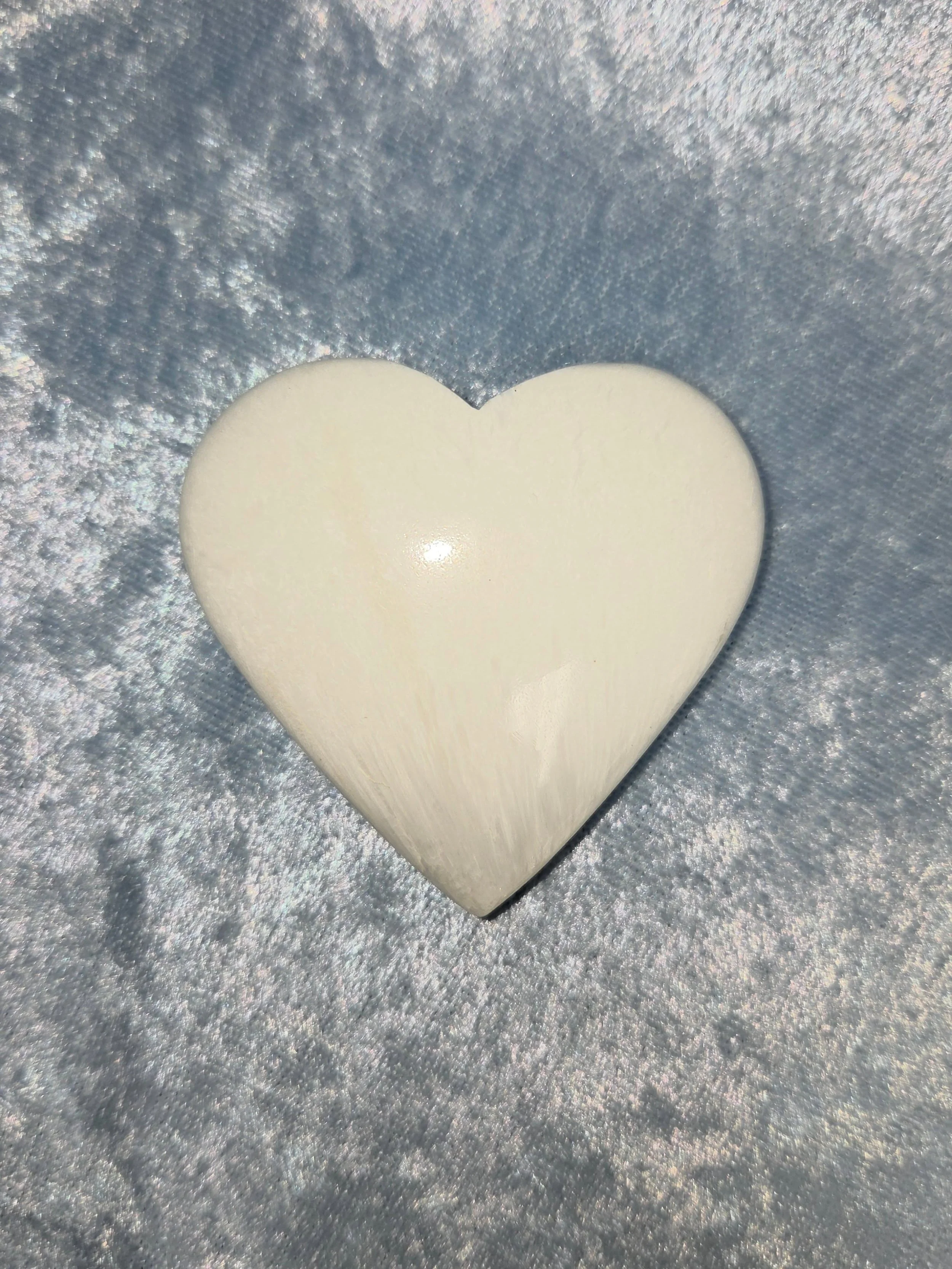 🤍𝐒𝐂𝐎𝐋𝐄𝐂𝐈𝐓𝐄 𝐇𝐄𝐀𝐑𝐓🤍--$3️⃣0️⃣

𝗦𝗰𝗼𝗹𝗲𝗰𝗶𝘁𝗲 is a stone that aids in angel communication and enhances higher awareness. 😇 This stone can help with panic attacks, as it brings inner peace and calming energies. 😌 

Please visit the 