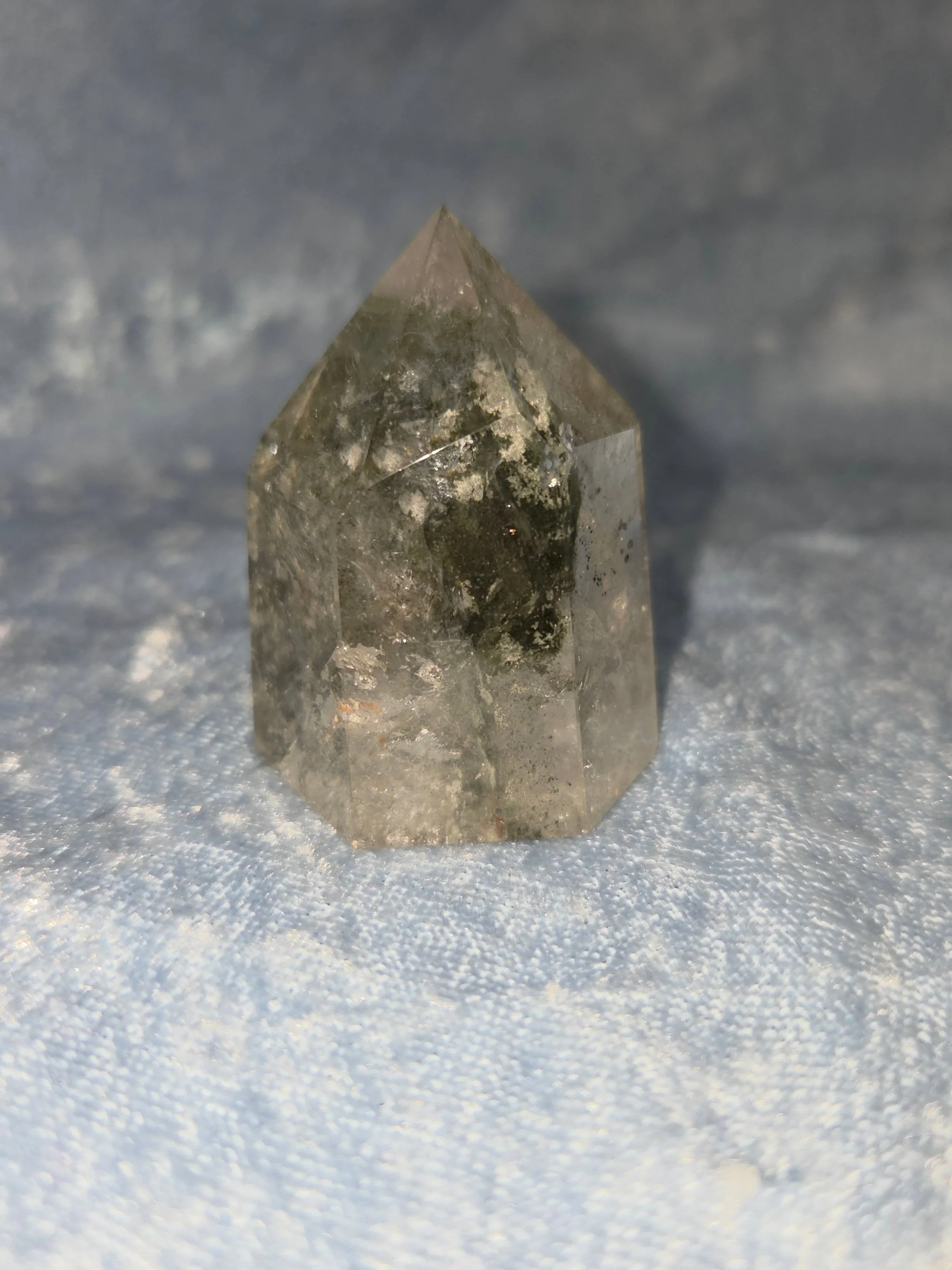🌄𝐋𝐎𝐃𝐎𝐋𝐈𝐓𝐄 𝐓𝐎𝐖𝐄𝐑🌄--$3️⃣0️⃣

𝗟𝗼𝗱𝗼𝗹𝗶𝘁𝗲 is a stone that attracts and amplifies positive and loving energies. 💕 It aligns the chakras and can connect one to their higher self. Lodolite is great for meditation, as it keeps one groun