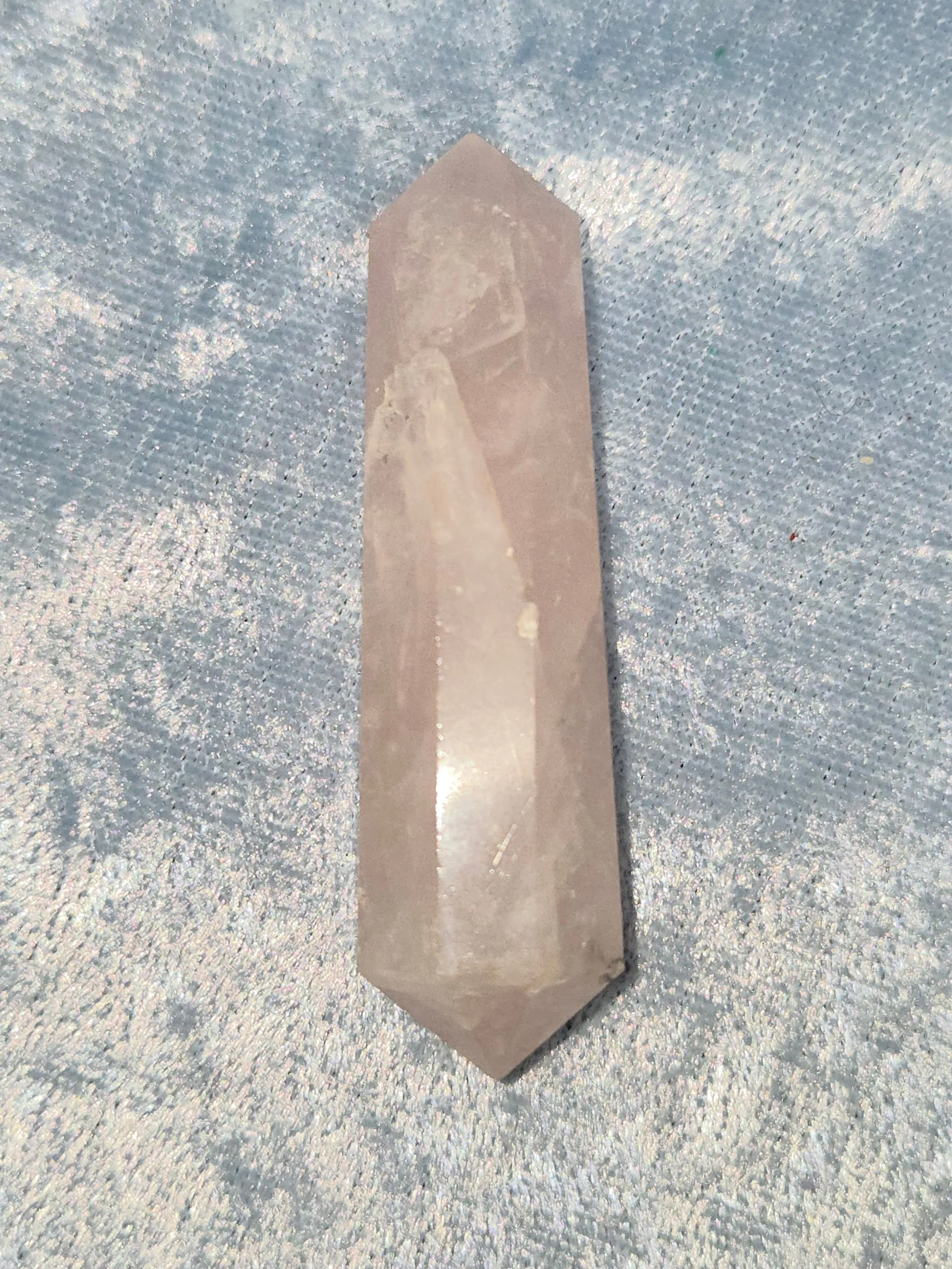 🌹𝐑𝐎𝐒𝐄 𝐐𝐔𝐀𝐑𝐓𝐙 𝐕𝐎𝐆𝐄𝐋 𝐖𝐀𝐍𝐃🌹--$2️⃣0️⃣

Rose Quartz is a stone of unconditional, universal Love, allowing one to love themselves, the people around them and the Universe we call home. 💕 Connecting with Rose Quartz enables one to attr