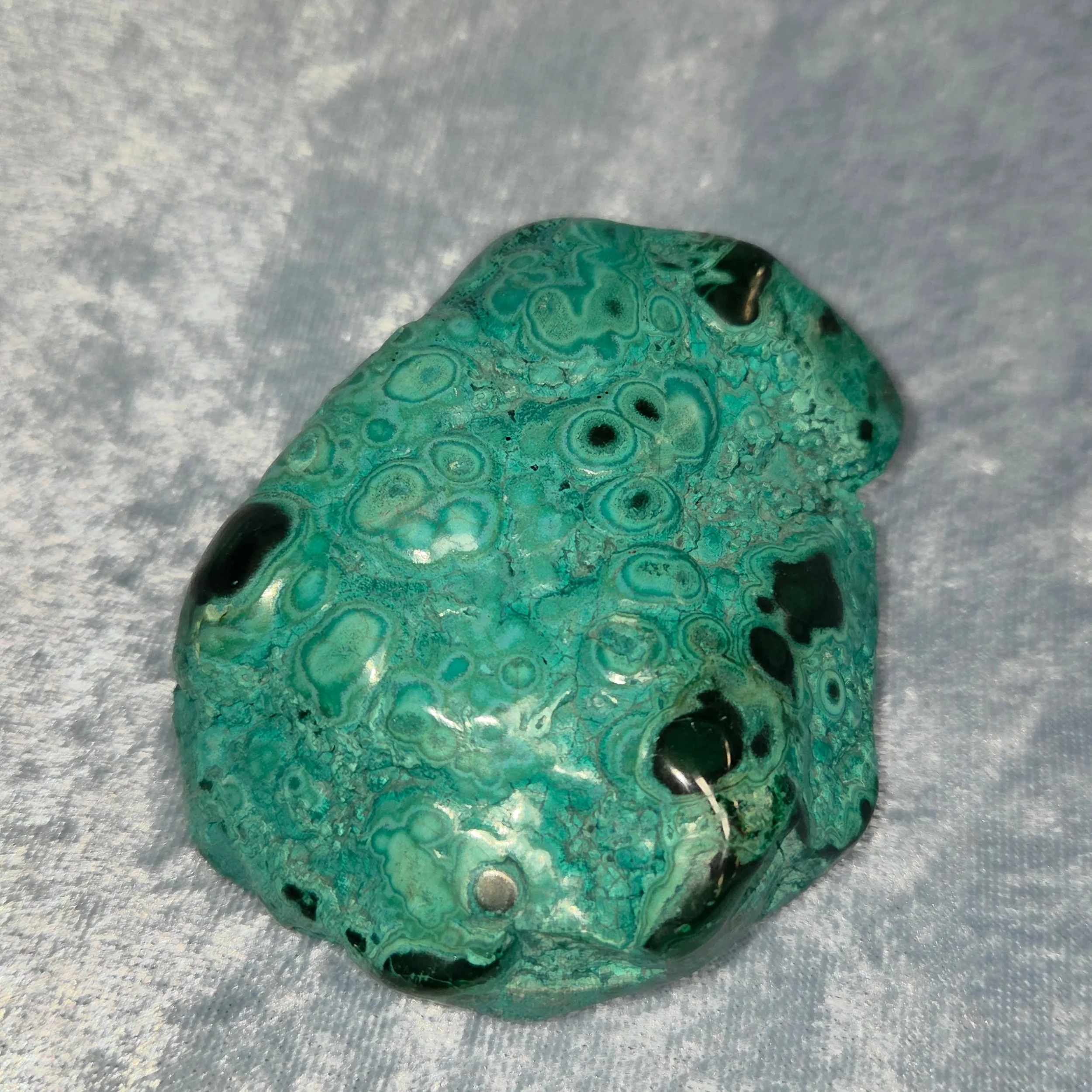💚𝐌𝐀𝐋𝐀𝐂𝐎𝐋𝐋𝐀💙--$4️⃣5️⃣

𝗠𝗮𝗹𝗮𝗰𝗼𝗹𝗹𝗮 is an empowering stone of inner truth, as it connects the heart and throat chakras, allowing one to clearly communicate their feelings and emotions. 💚💙 It is a combination of Malachite and Chrysoc